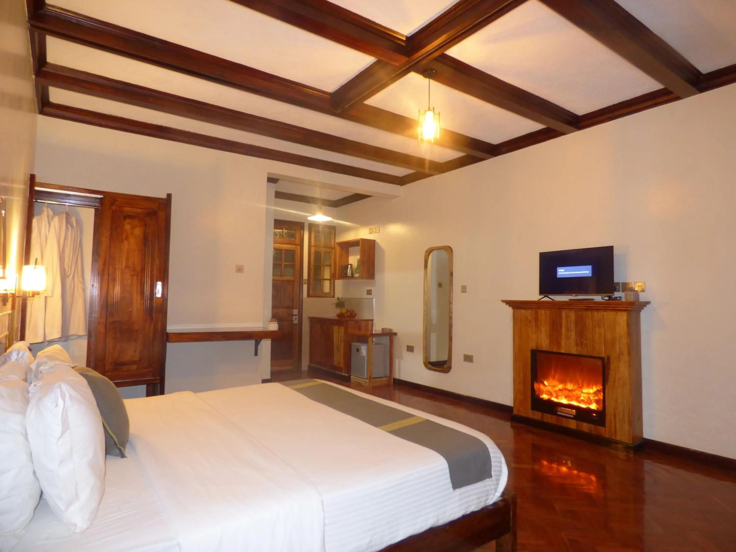 TV and multimedia, Bed in Le Pristine Wellness and Healing Hotel