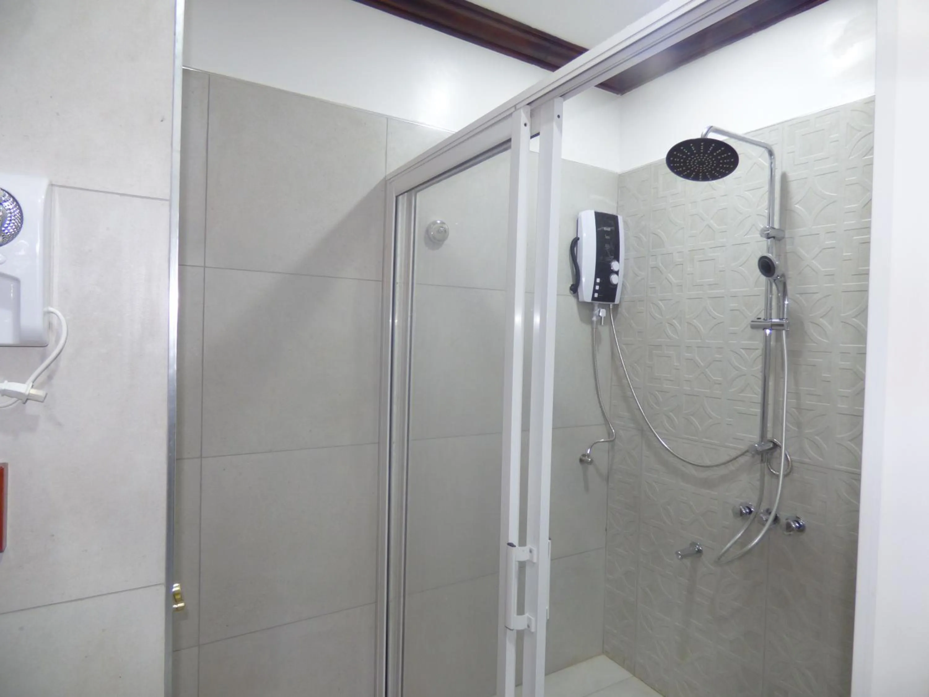 Shower in Le Pristine Wellness and Healing Hotel