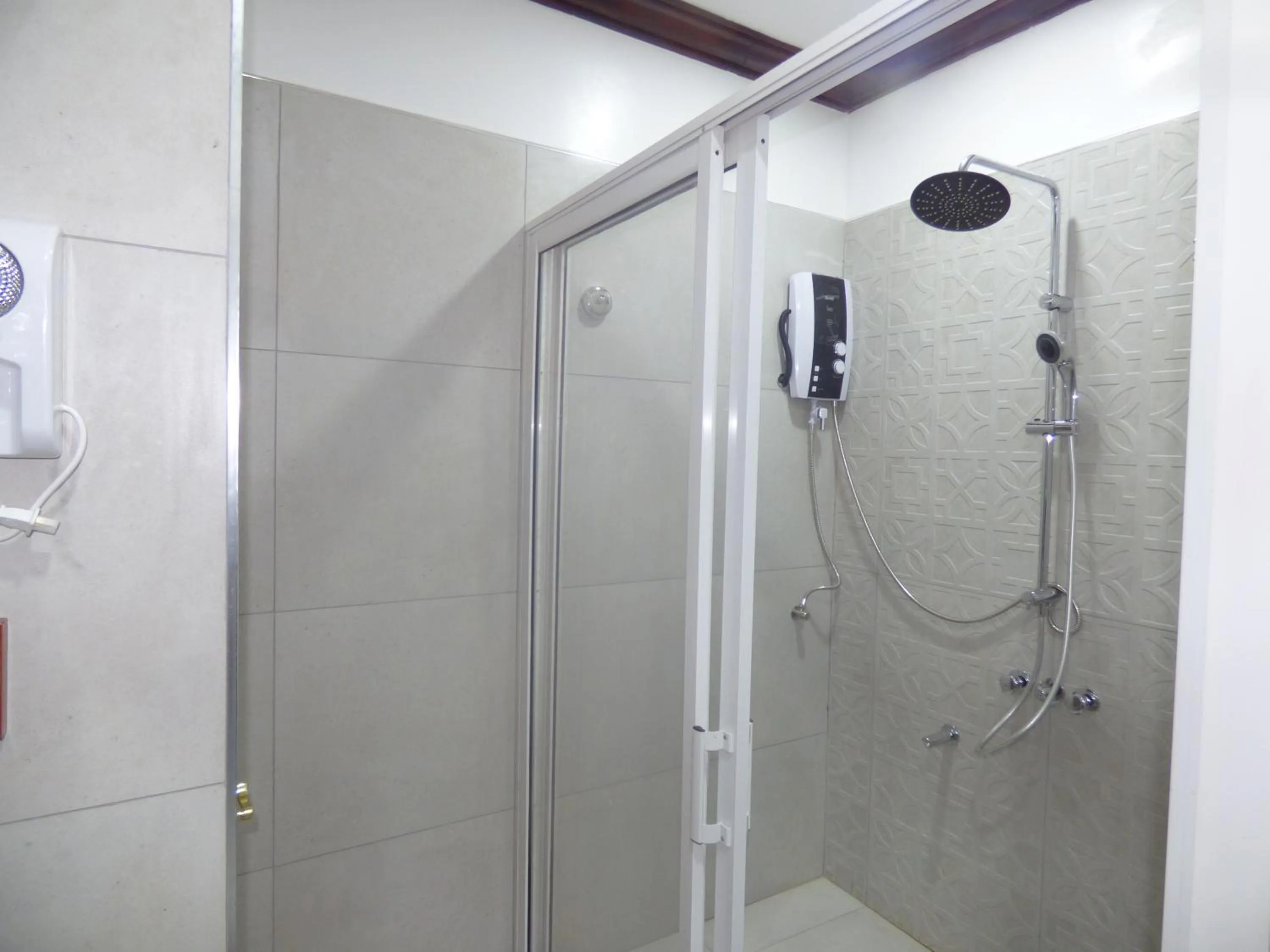 Shower in Le Pristine Wellness and Healing Hotel