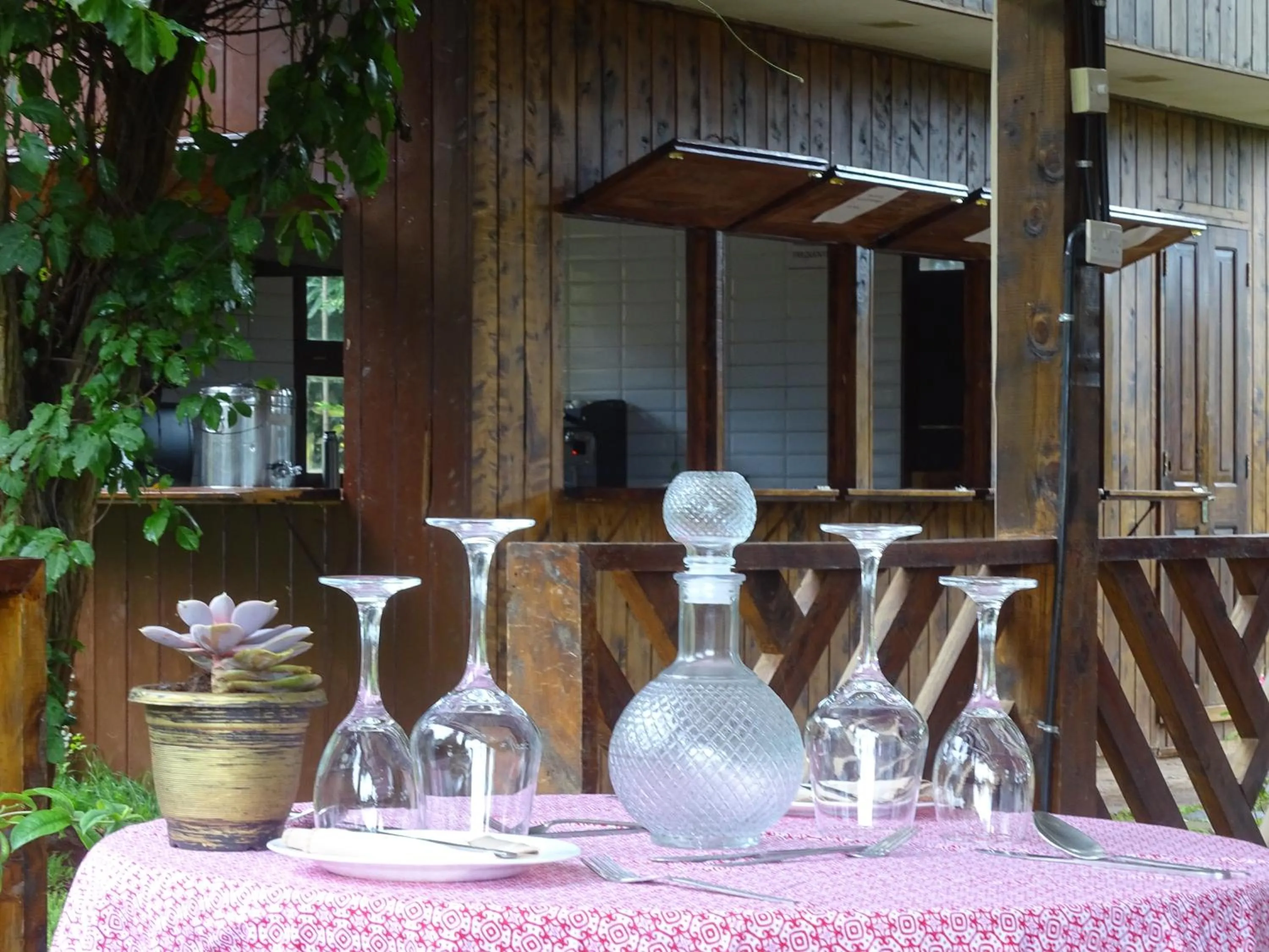 Restaurant/places to eat in Le Pristine Wellness and Healing Hotel