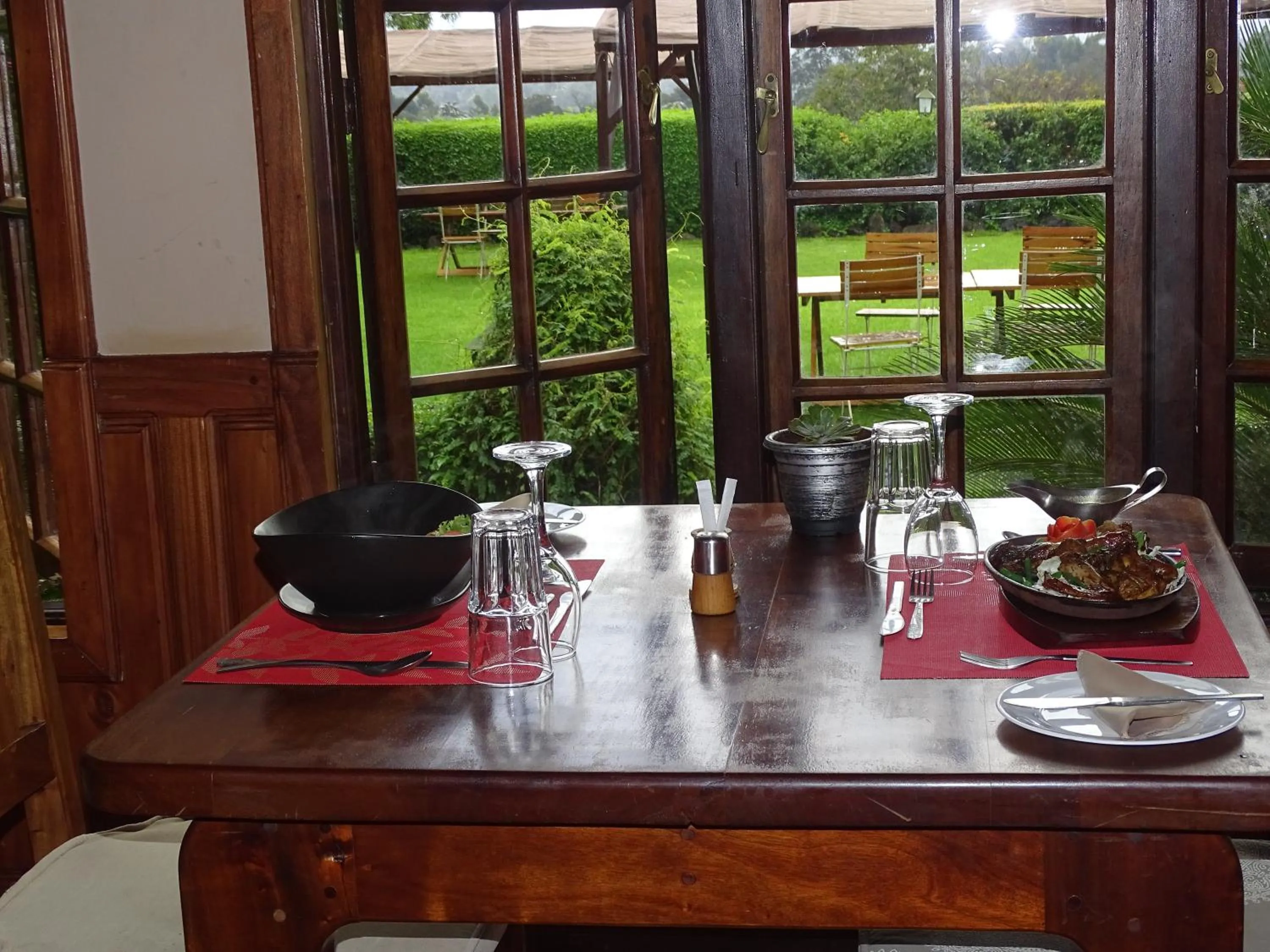 Restaurant/places to eat in Le Pristine Wellness and Healing Hotel