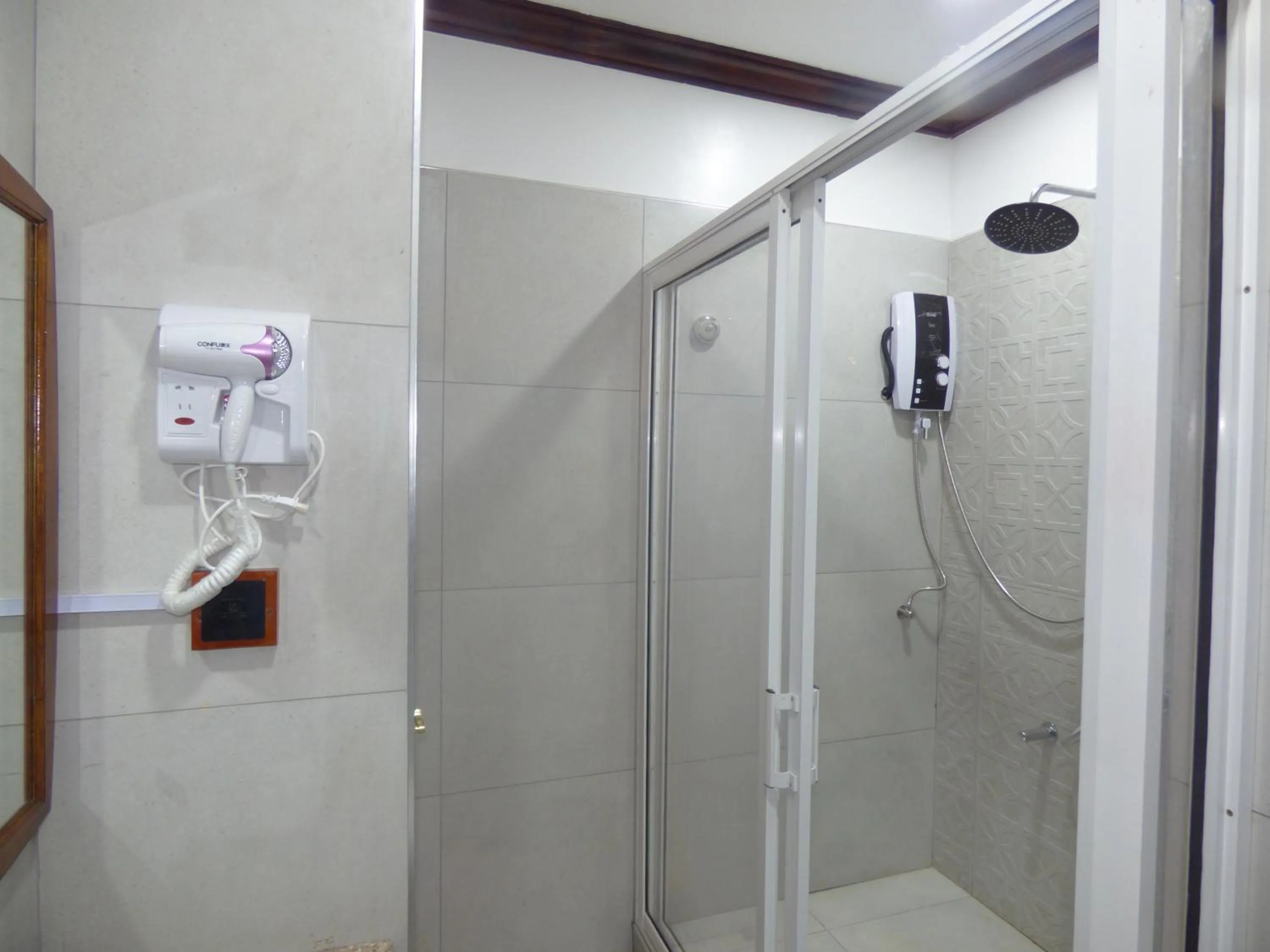 Shower in Le Pristine Wellness and Healing Hotel