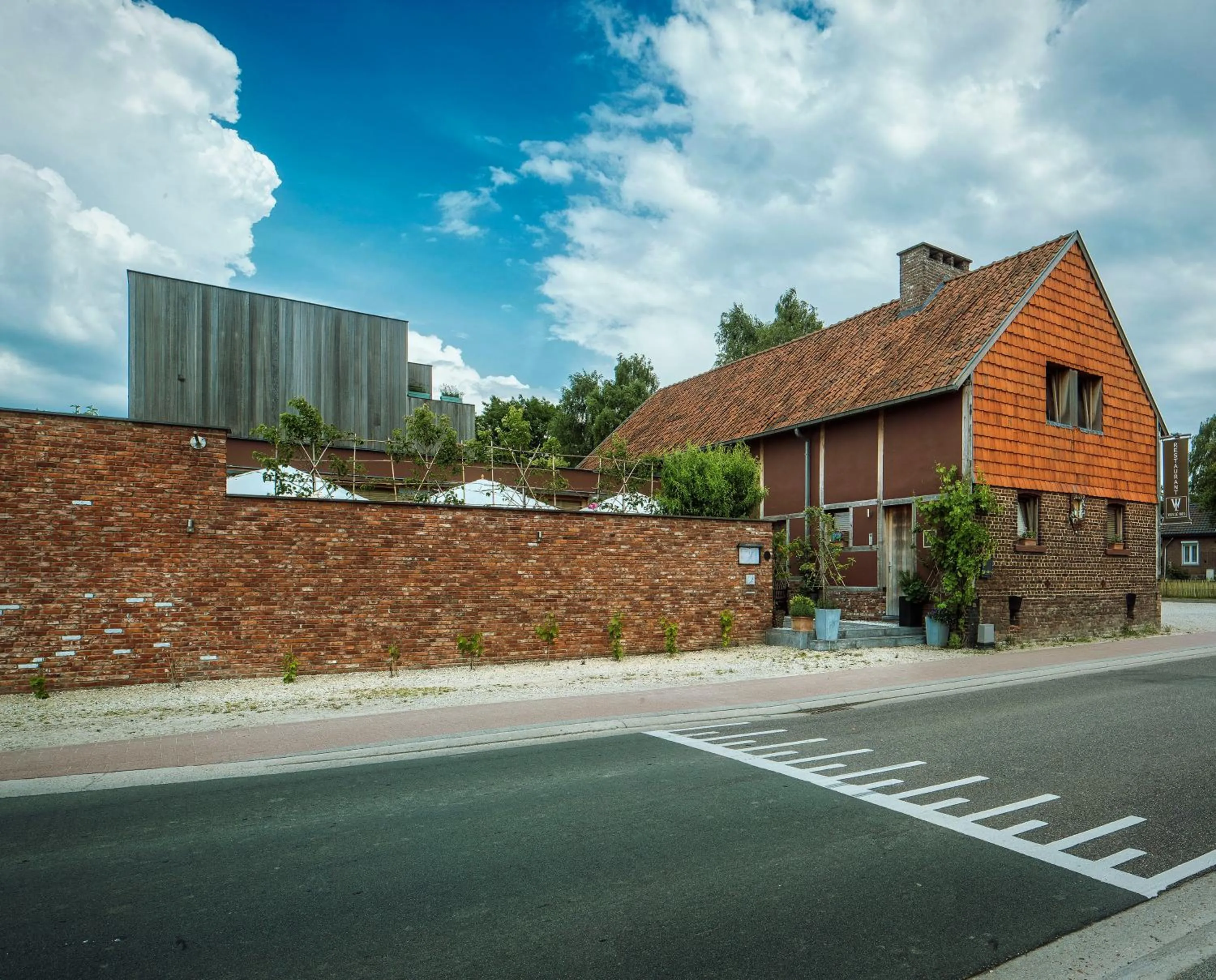 Property building in Hotel Restaurant Vous lé Vous