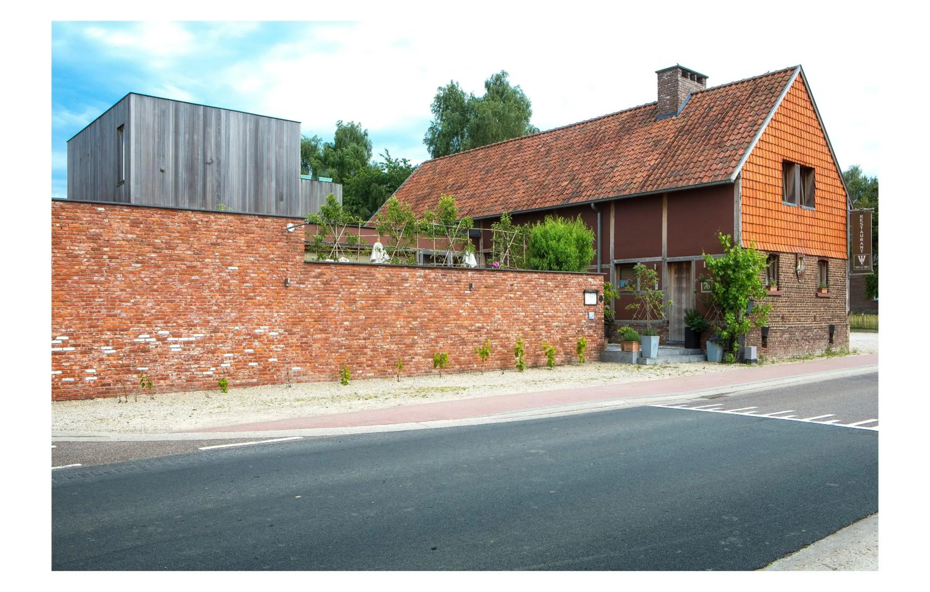 Property building in Hotel Restaurant Vous lé Vous