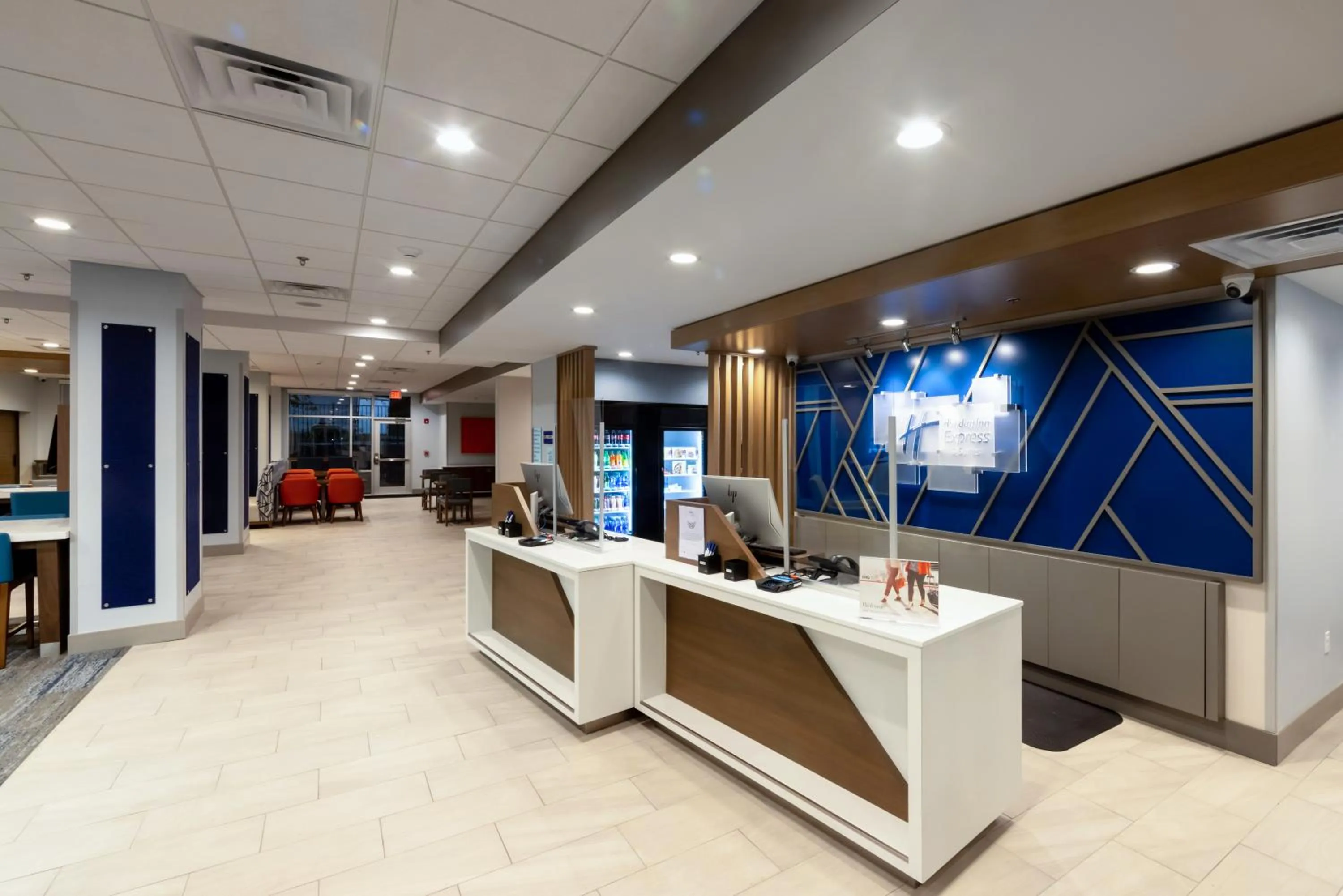 Lobby or reception in Holiday Inn Express & Suites - Harrisonburg University Area by IHG