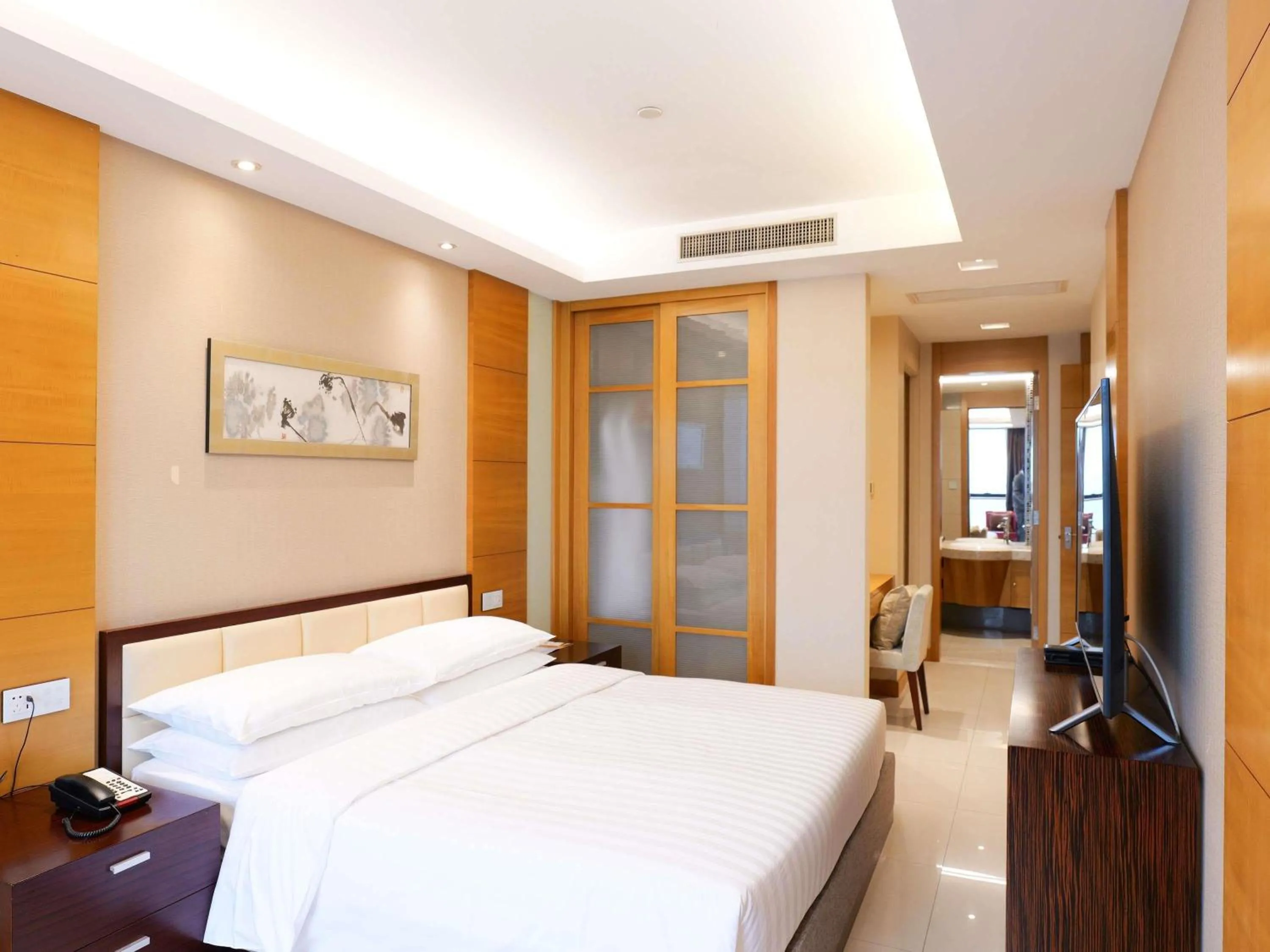 Bedroom, Bed in Swissotel Foshan, Guangdong