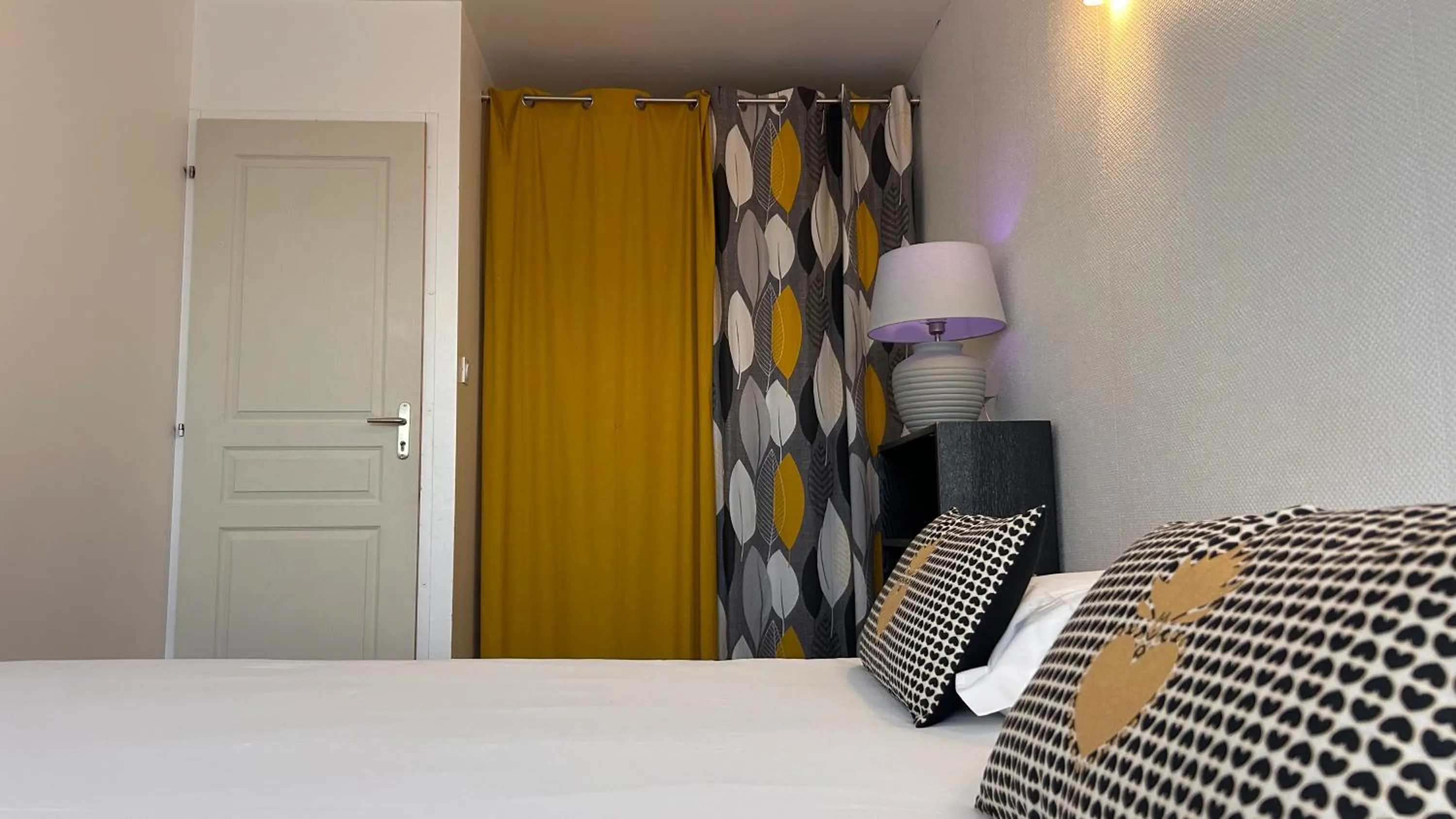 Bed in Fasthotel L'Eldorado