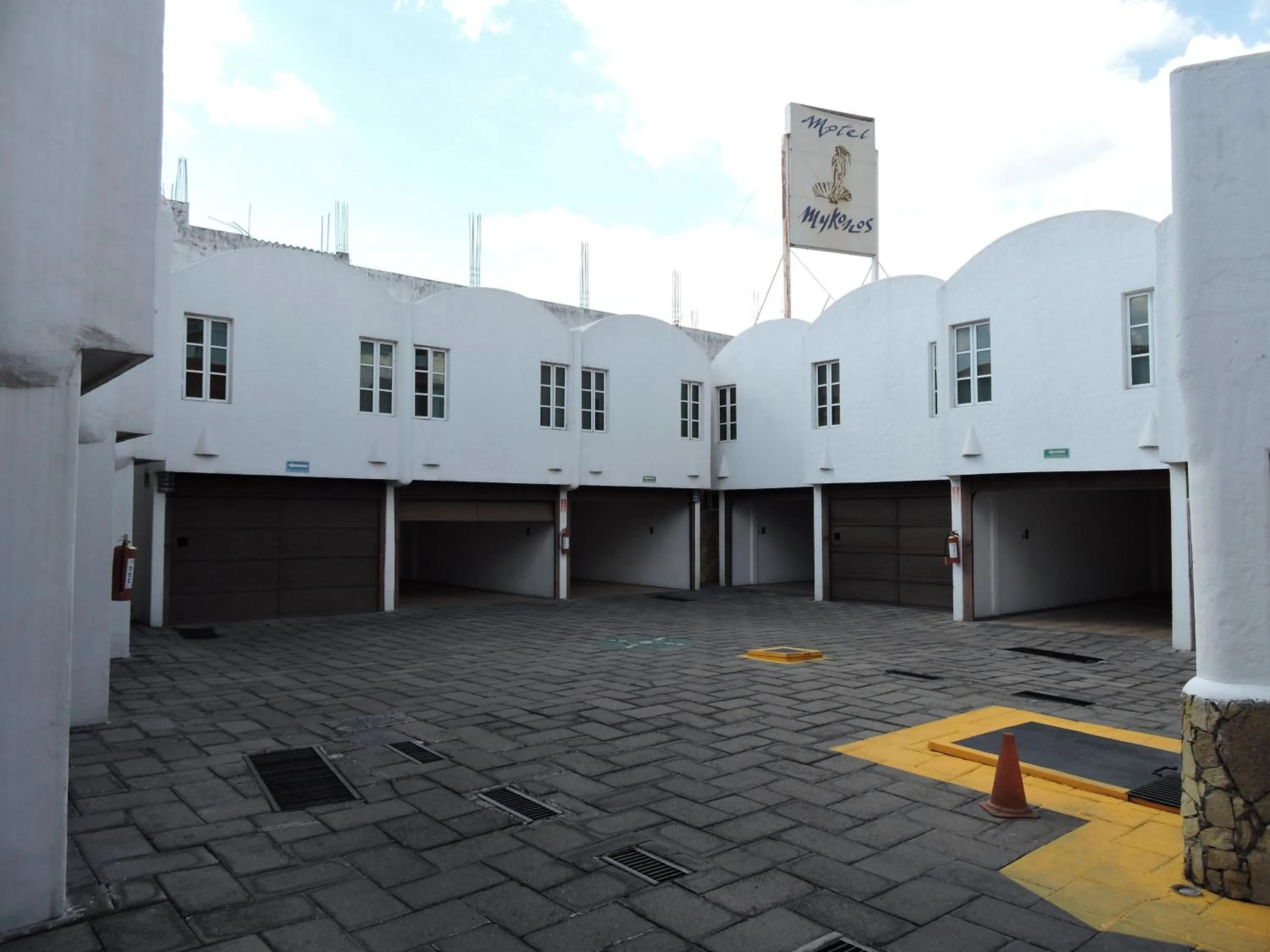 Facade/entrance in Motel Mykonos