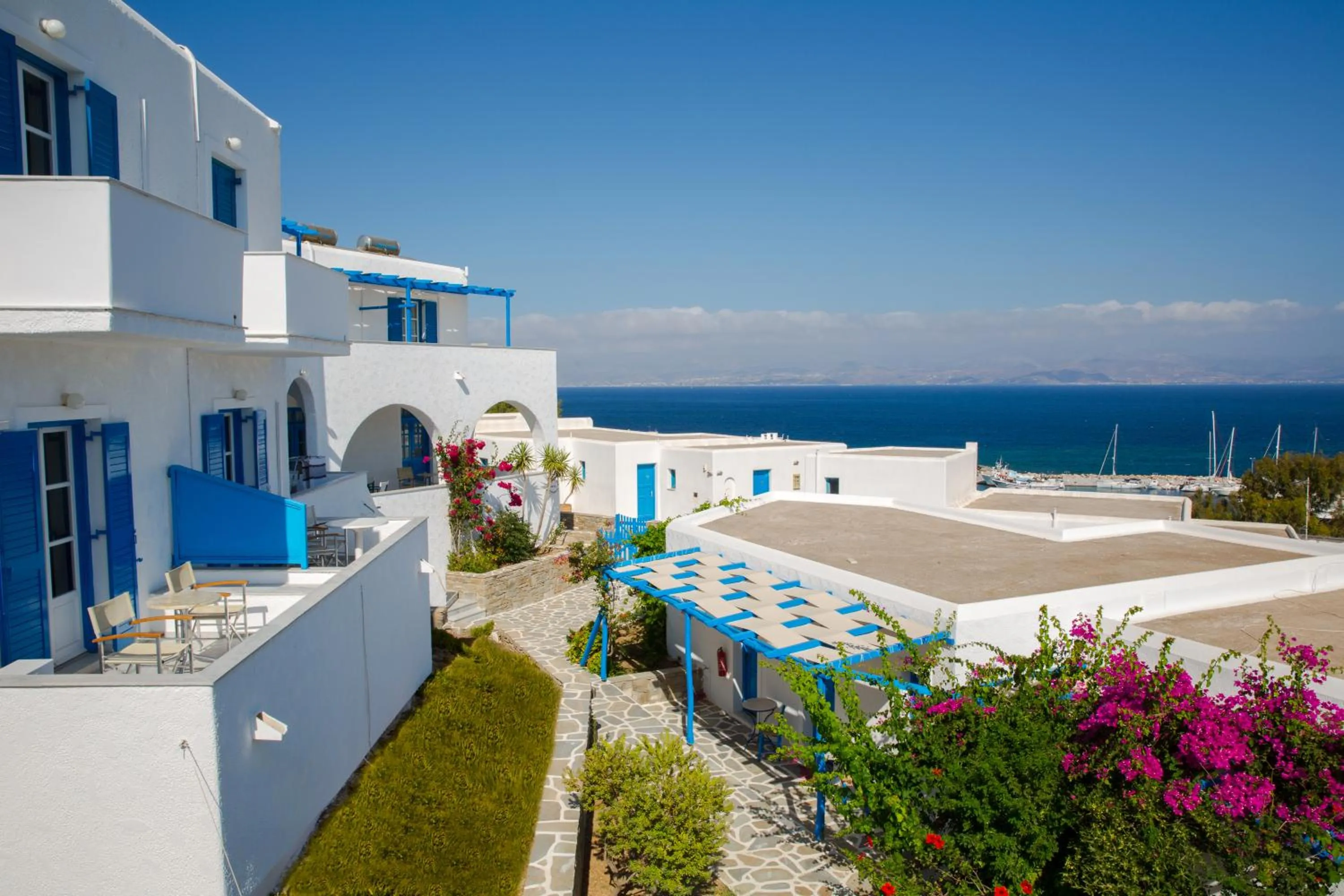 Facade/entrance in Arkas Inn