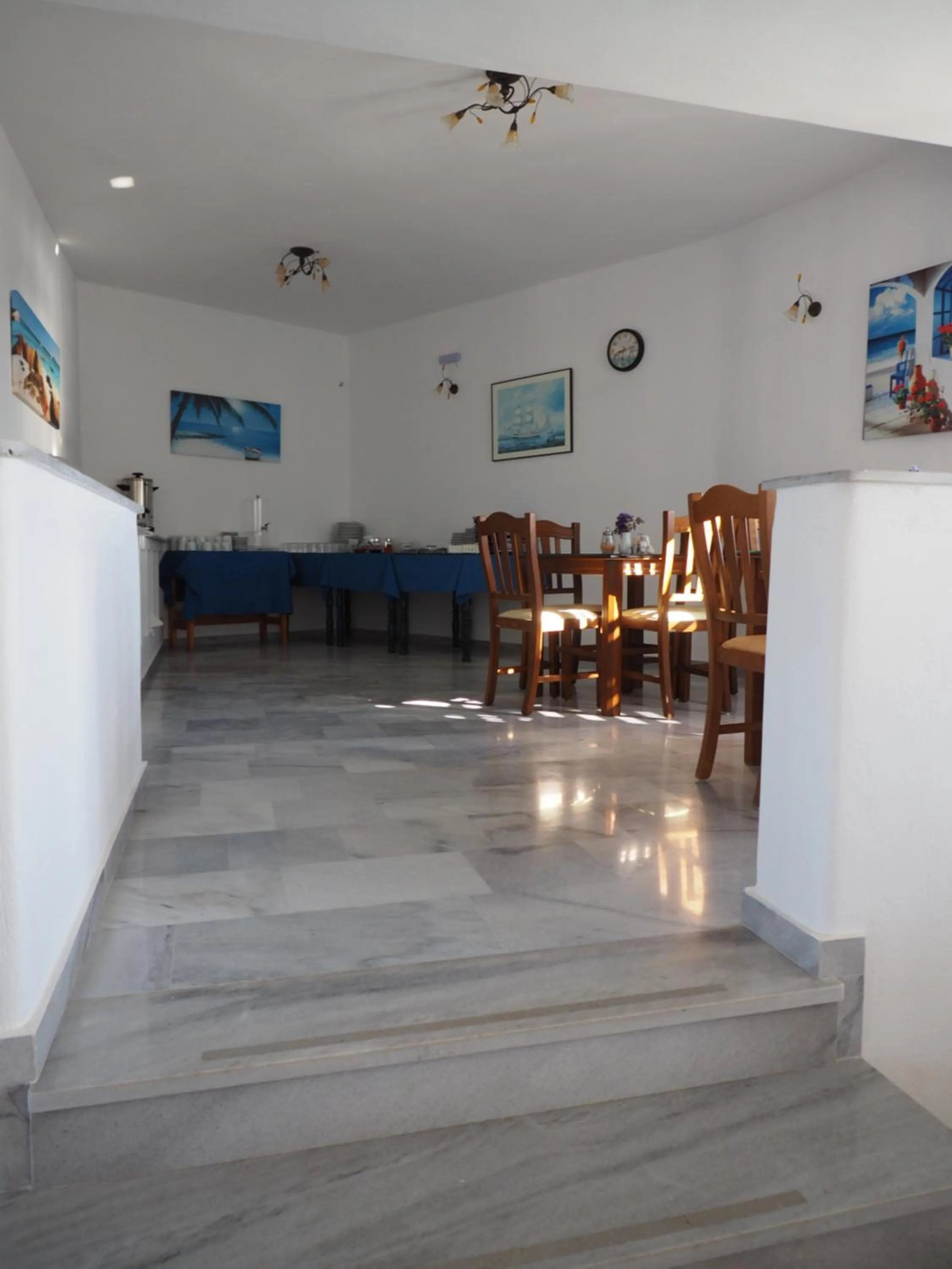 Restaurant/places to eat in Arkas Inn