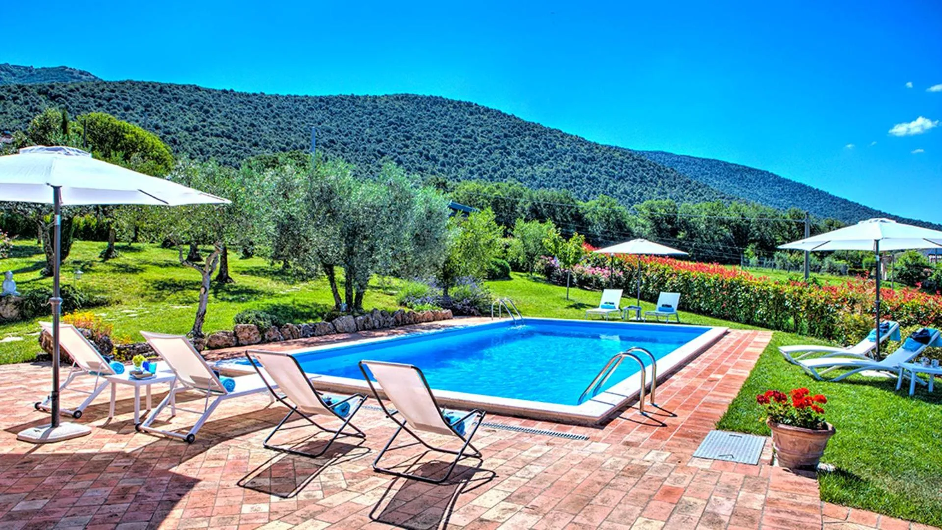 Swimming pool in Villa Bella 8, Emma Villas