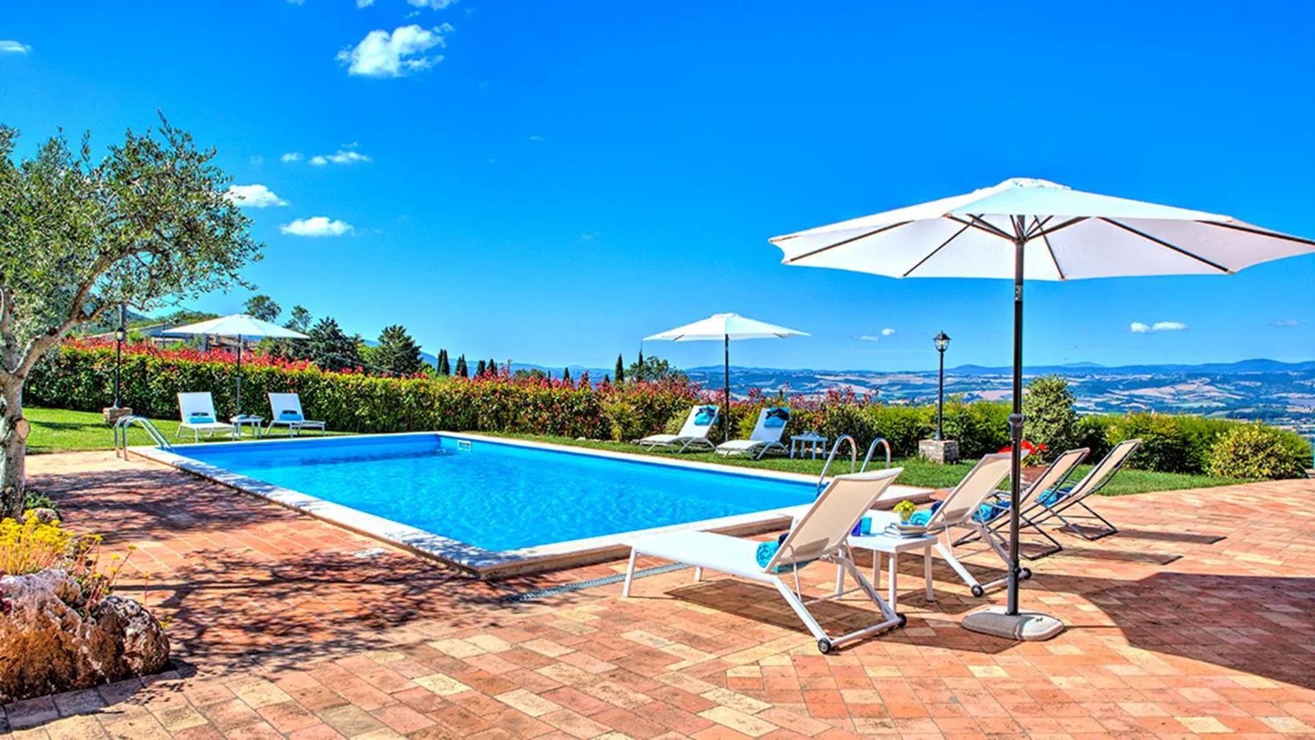 Swimming pool in Villa Bella 8, Emma Villas