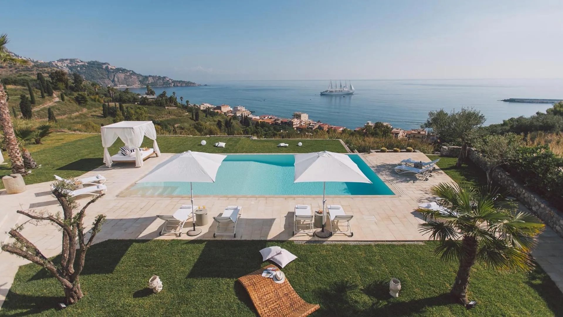 Swimming pool in Villa Triscele 10, Emma Villas
