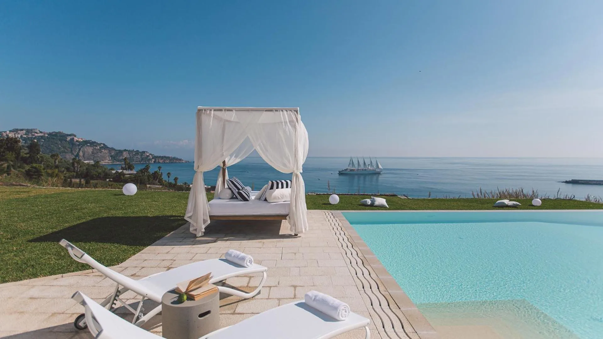 Swimming pool in Villa Triscele 10, Emma Villas