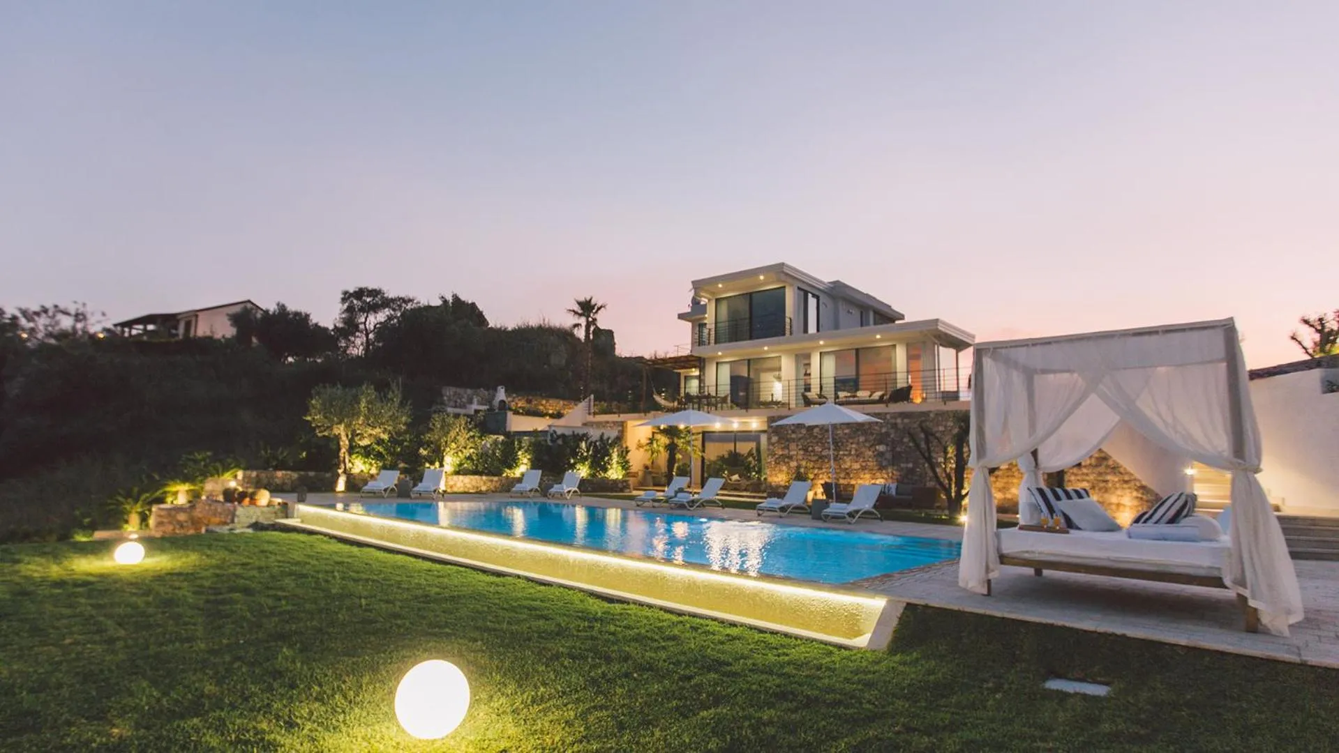 Swimming pool in Villa Triscele 10, Emma Villas