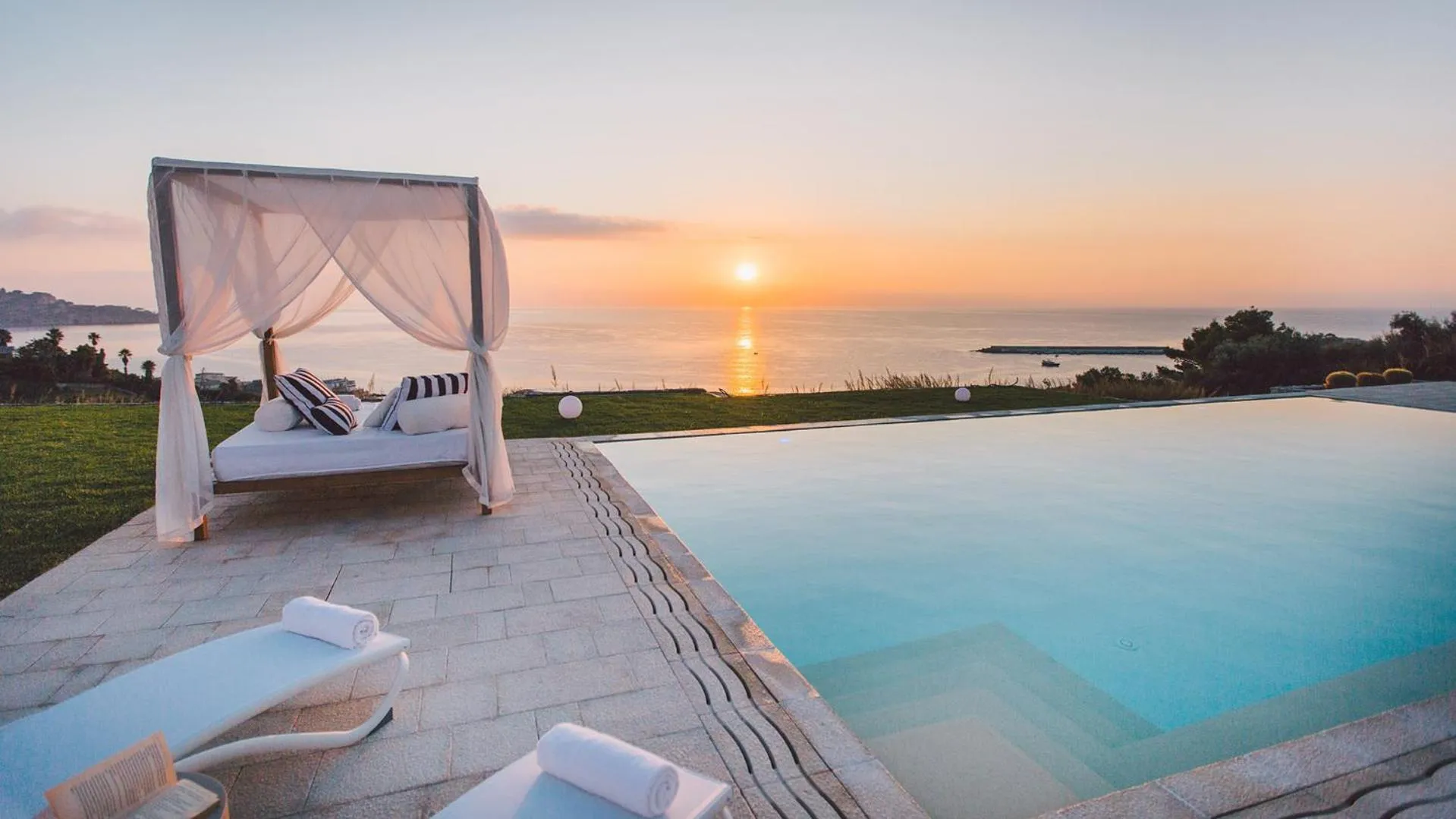 Swimming pool in Villa Triscele 10, Emma Villas