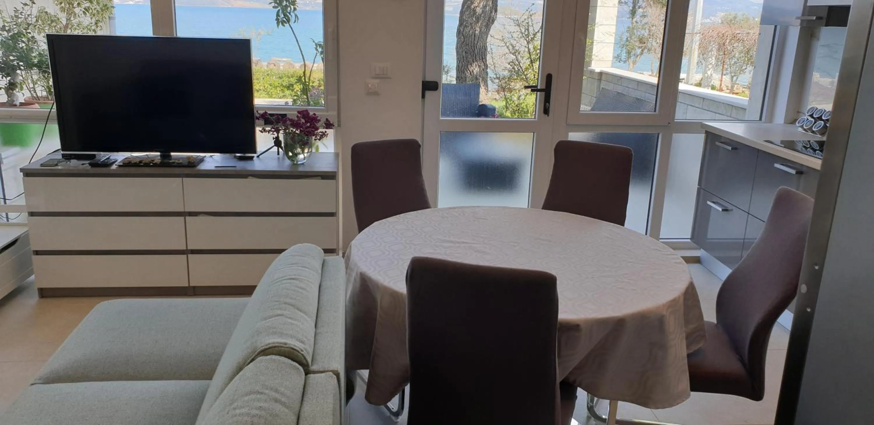 TV and multimedia in Villa Wind Apartments