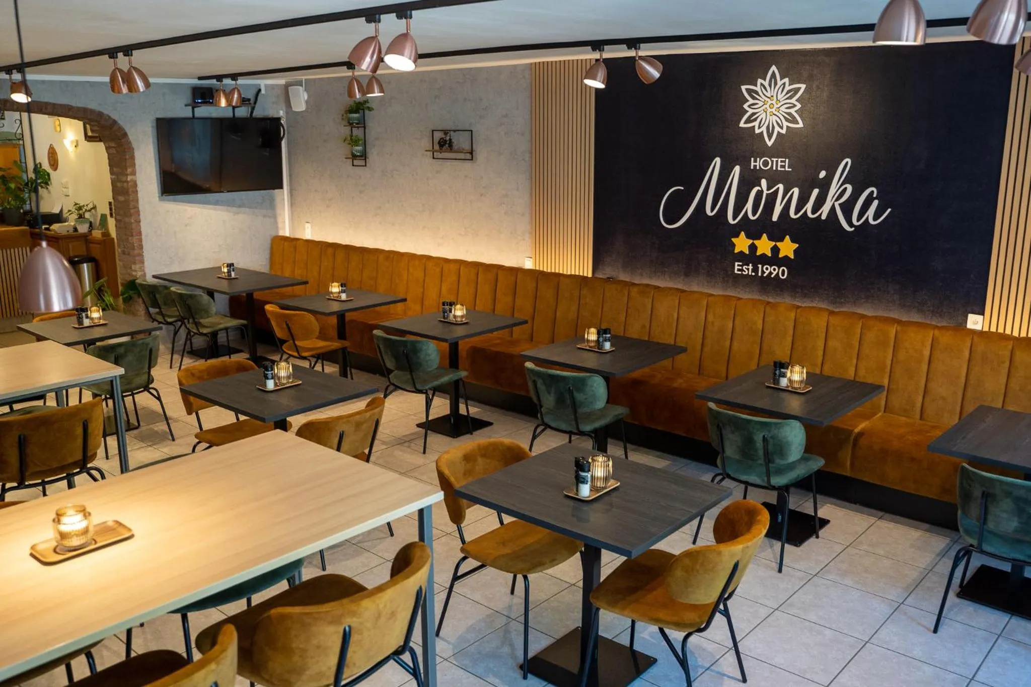 Restaurant/places to eat in Hotel Monika