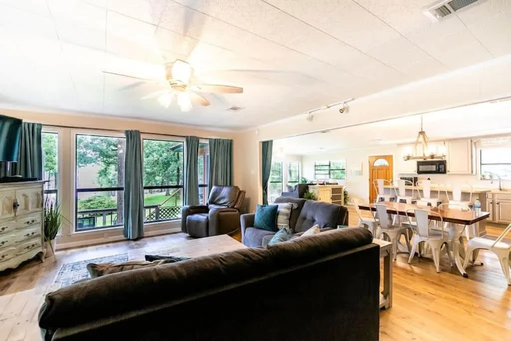 Lakefront 3BR with Bunkhouse and Kayaks, Rowboat Included