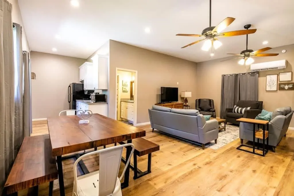 Lakefront 3BR with Bunkhouse and Kayaks, Rowboat Included