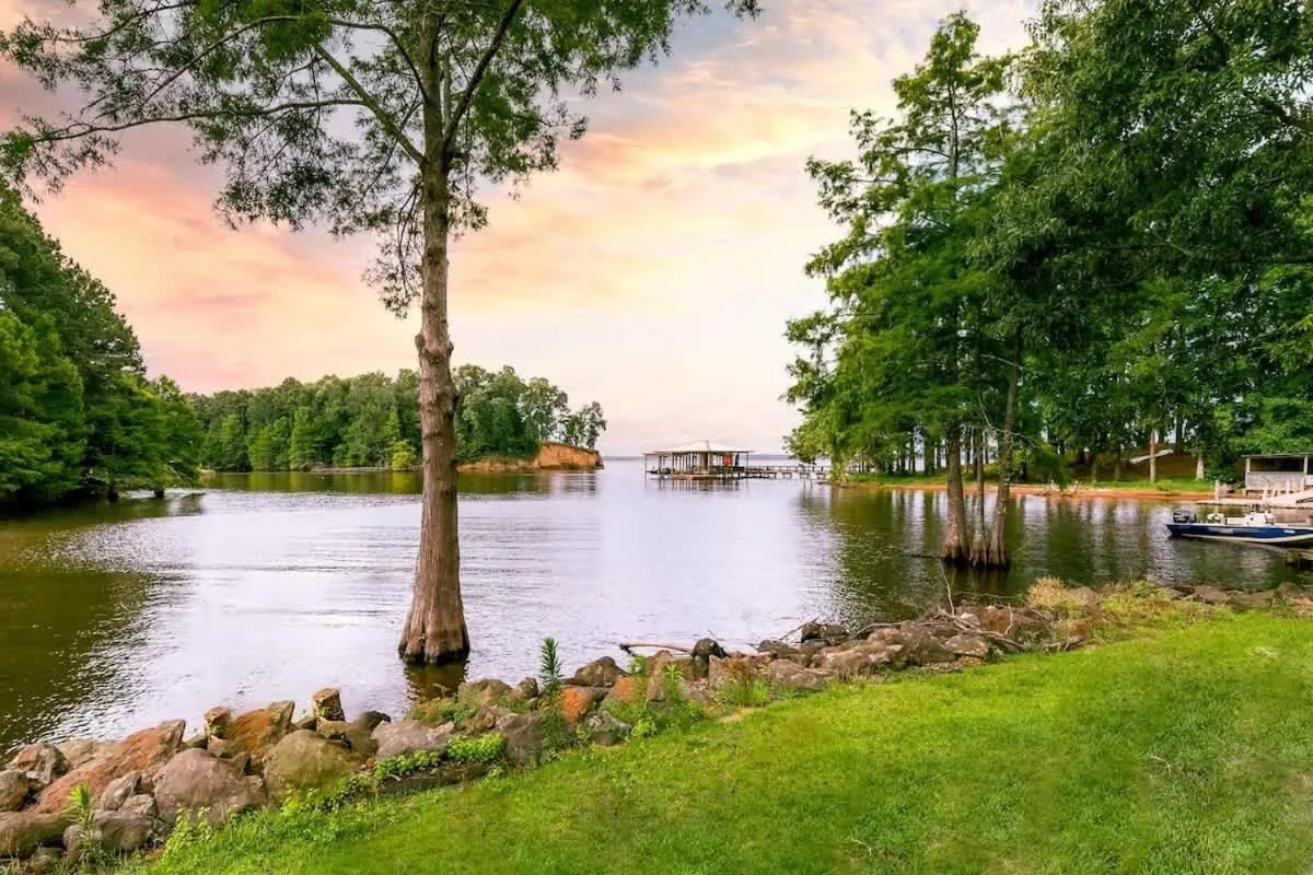 Lakefront 3BR with Bunkhouse and Kayaks, Rowboat Included