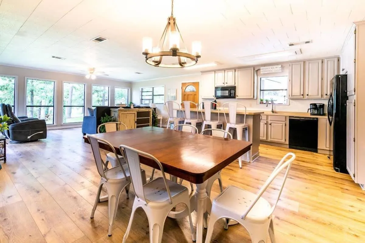 Lakefront 3BR with Bunkhouse and Kayaks, Rowboat Included