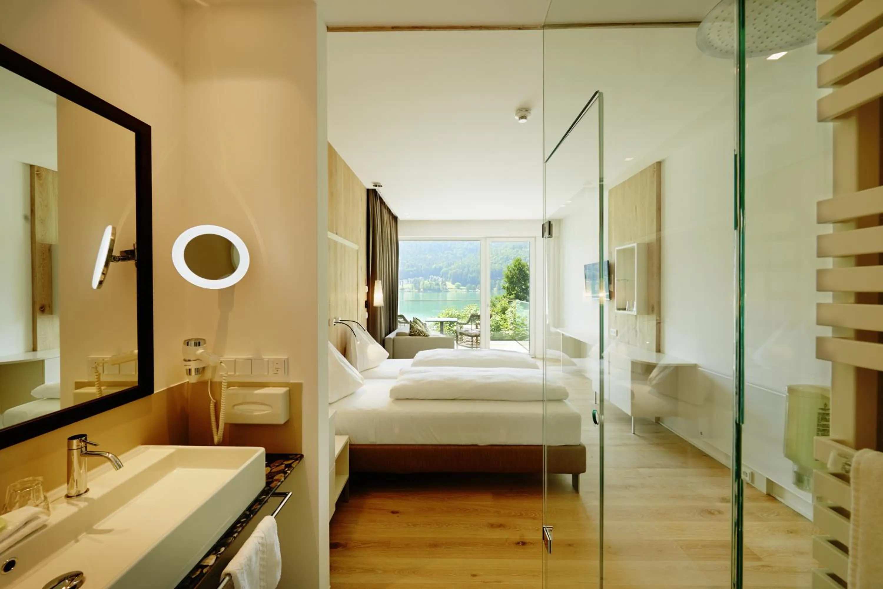 Bathroom, Bed in Amerika-Holzer Hotel & Resort