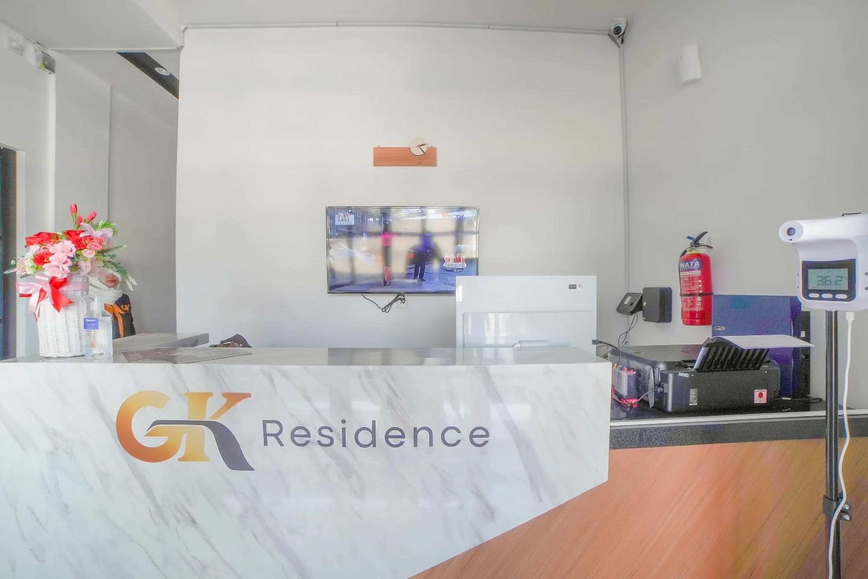 Lobby or reception in Capital O 90447 Kardopa Hotel Megapark