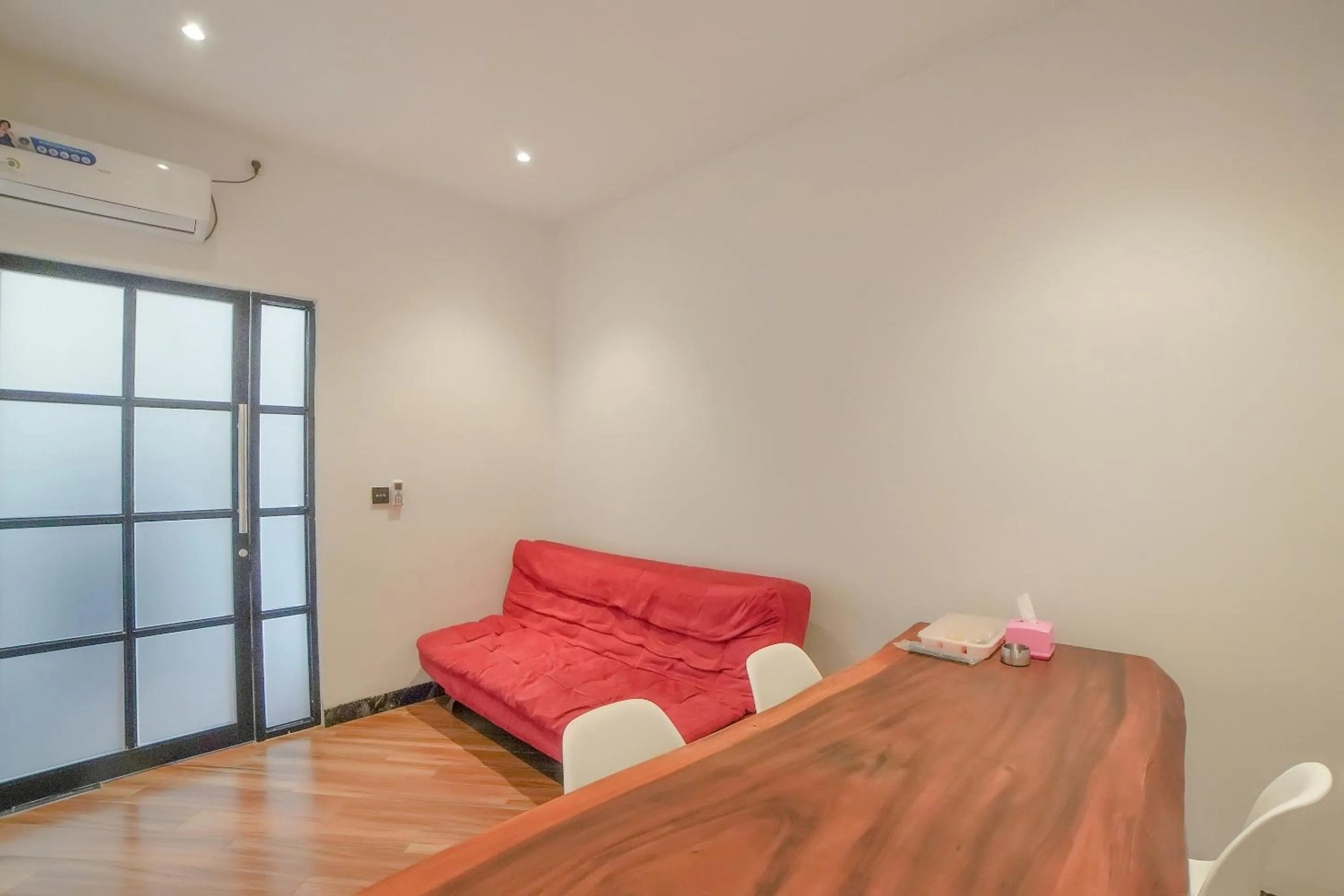 Lobby or reception in Capital O 90447 Kardopa Hotel Megapark