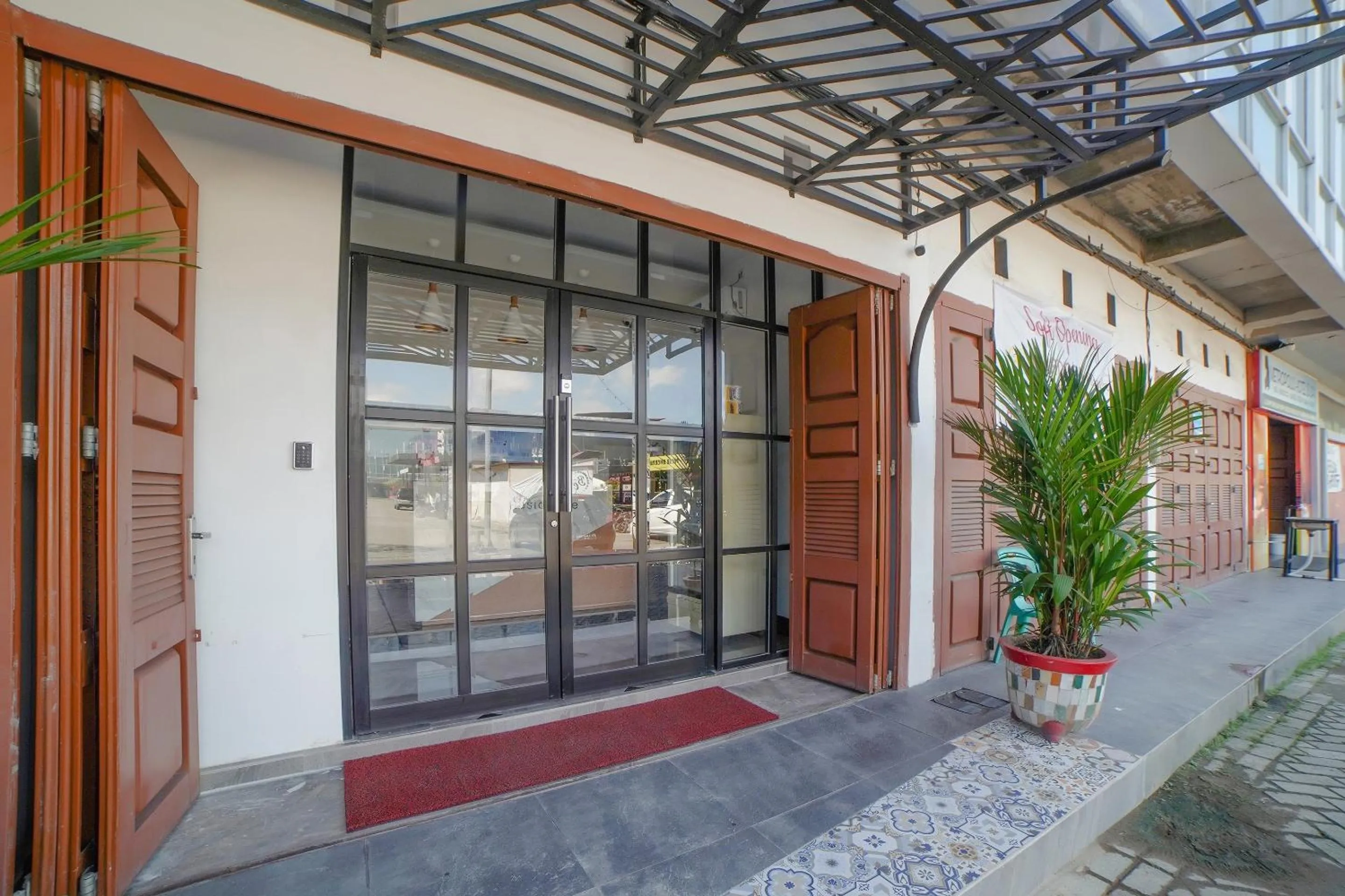 Facade/entrance in Capital O 90447 Kardopa Hotel Megapark