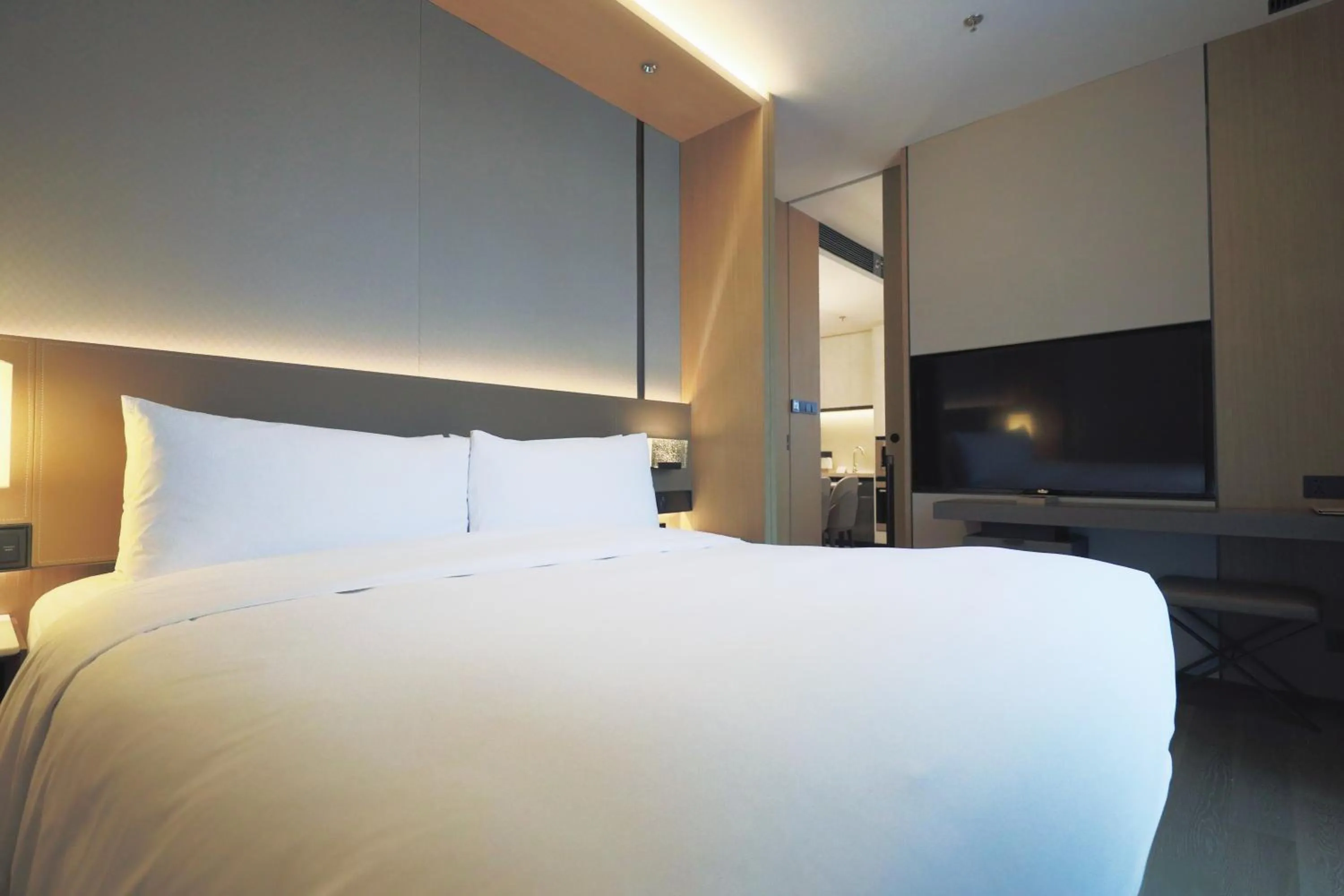 Bed in The Meixi Lake, Changsha Marriott Executive Apartments