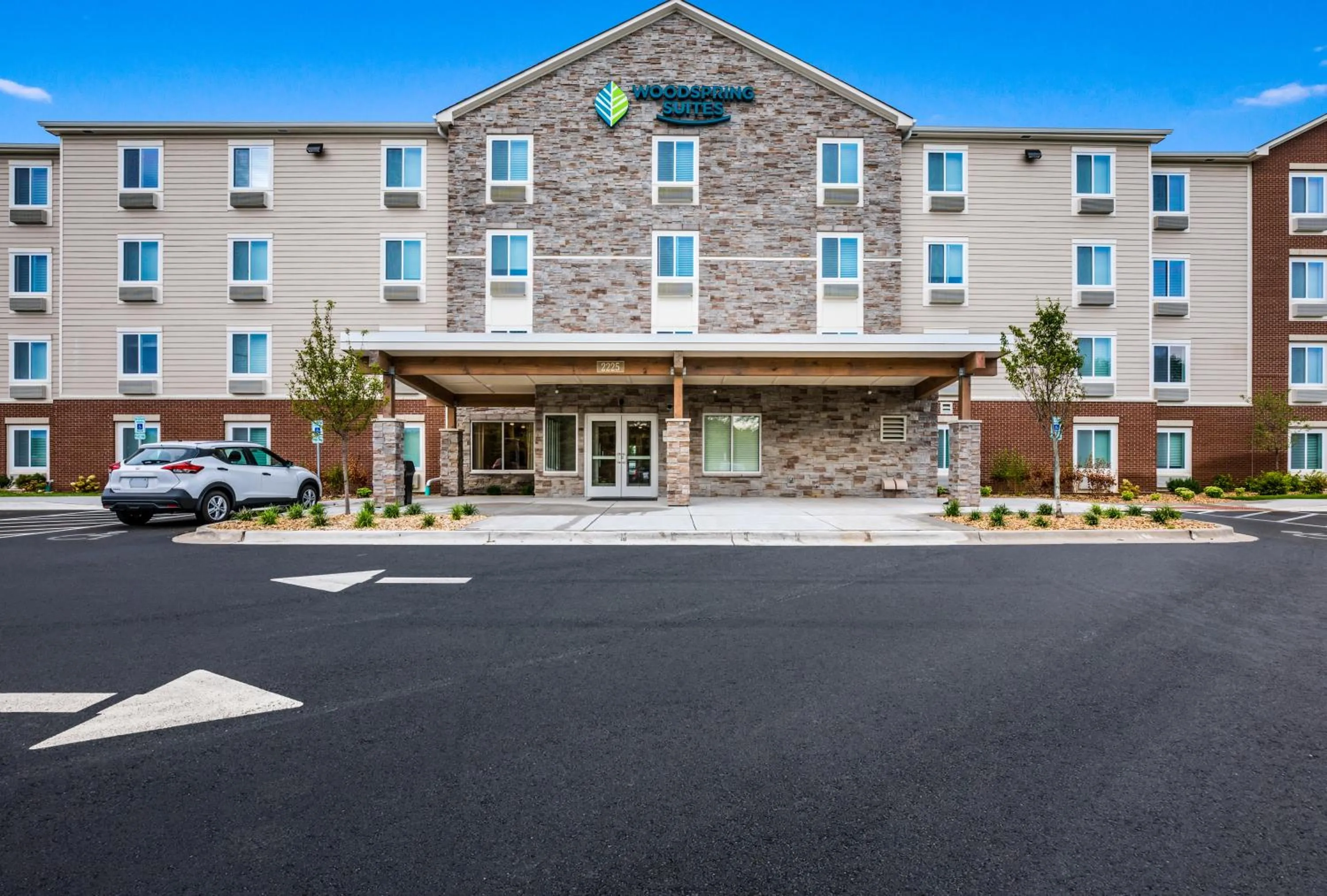 Facade/entrance in WoodSpring Suites Elgin - Chicago