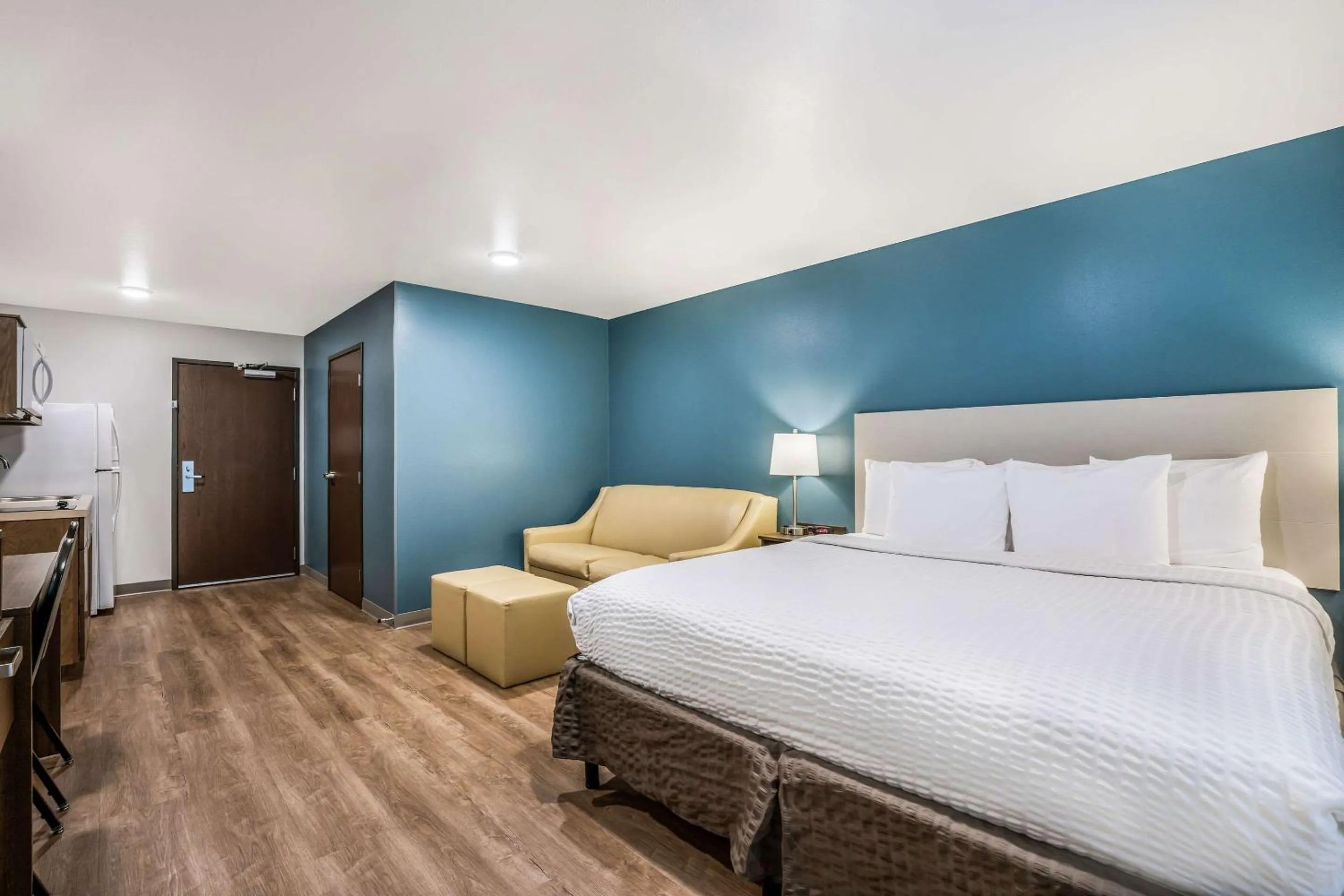 Photo of the whole room, Bed in WoodSpring Suites Elgin - Chicago