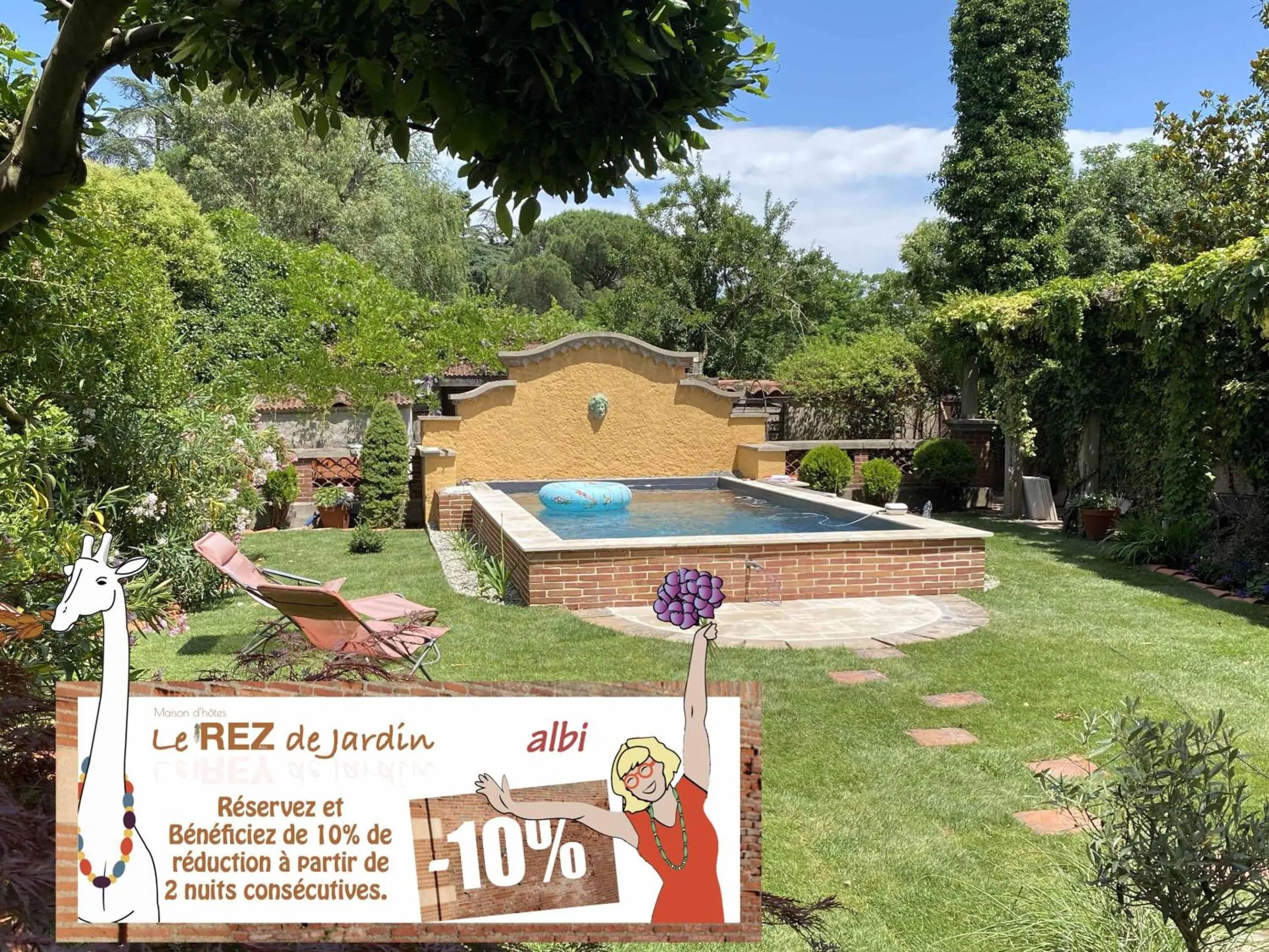 Pool view in Le Rez de Jardin Albi