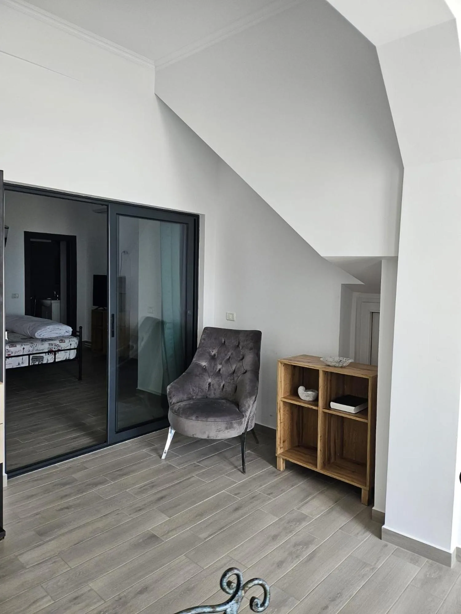 Photo of the whole room in ElStefanino House