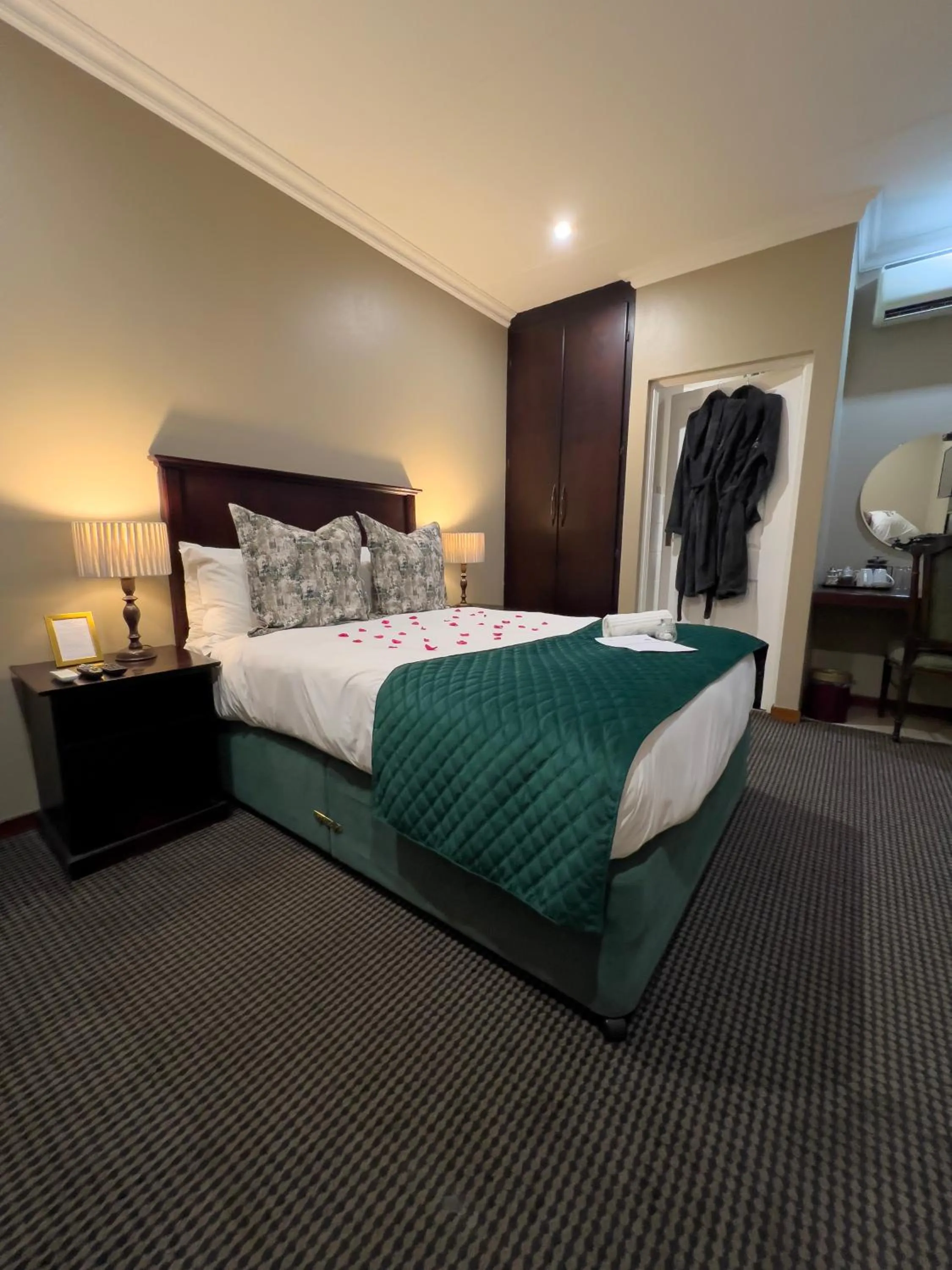 Bedroom, Bed in Alveston Manor Boutique Hotel & Spa