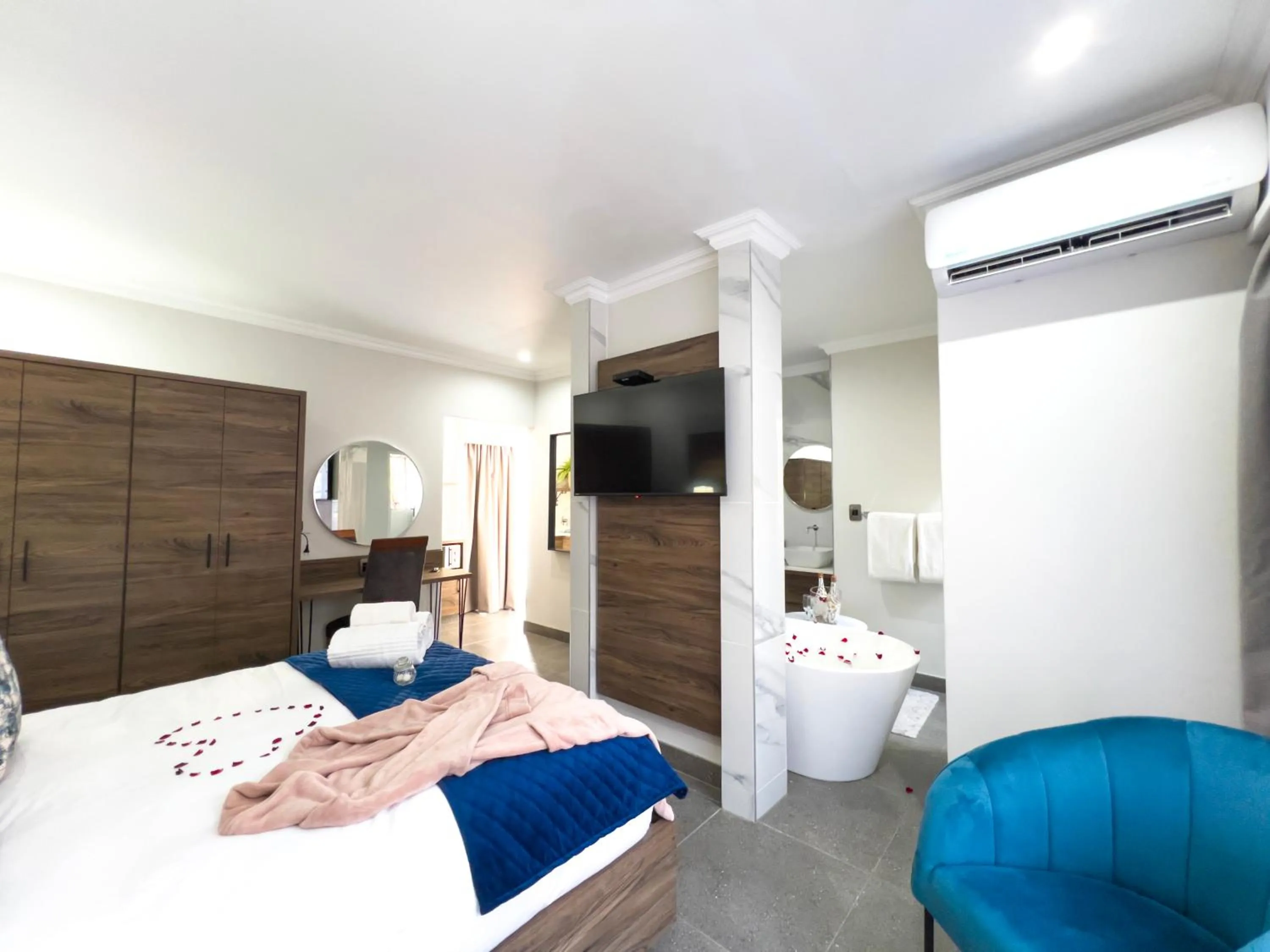 Bedroom, Bed in Alveston Manor Boutique Hotel & Spa