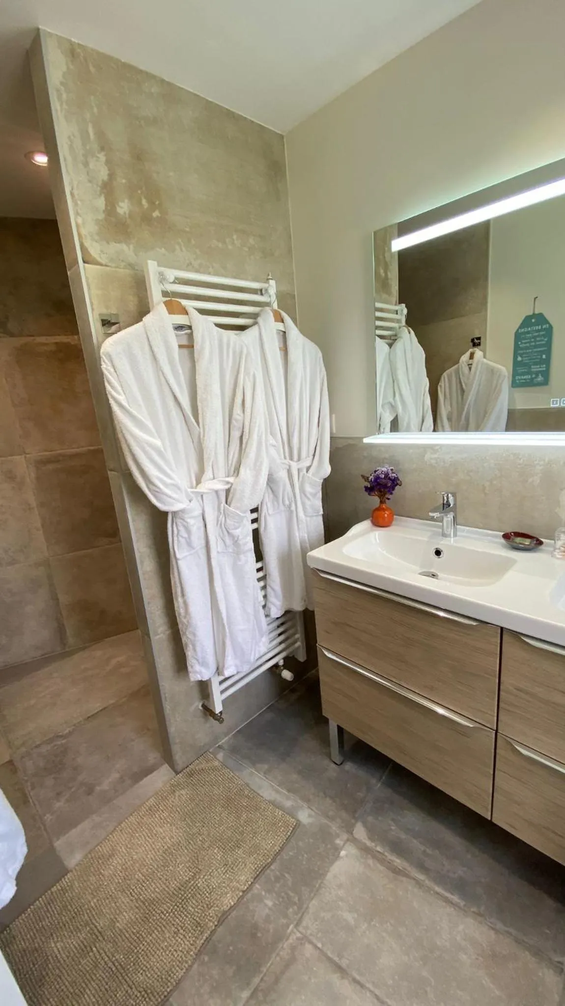 Bathroom in L’ARDOISIÈRE, maison d’hôtes et d’amis