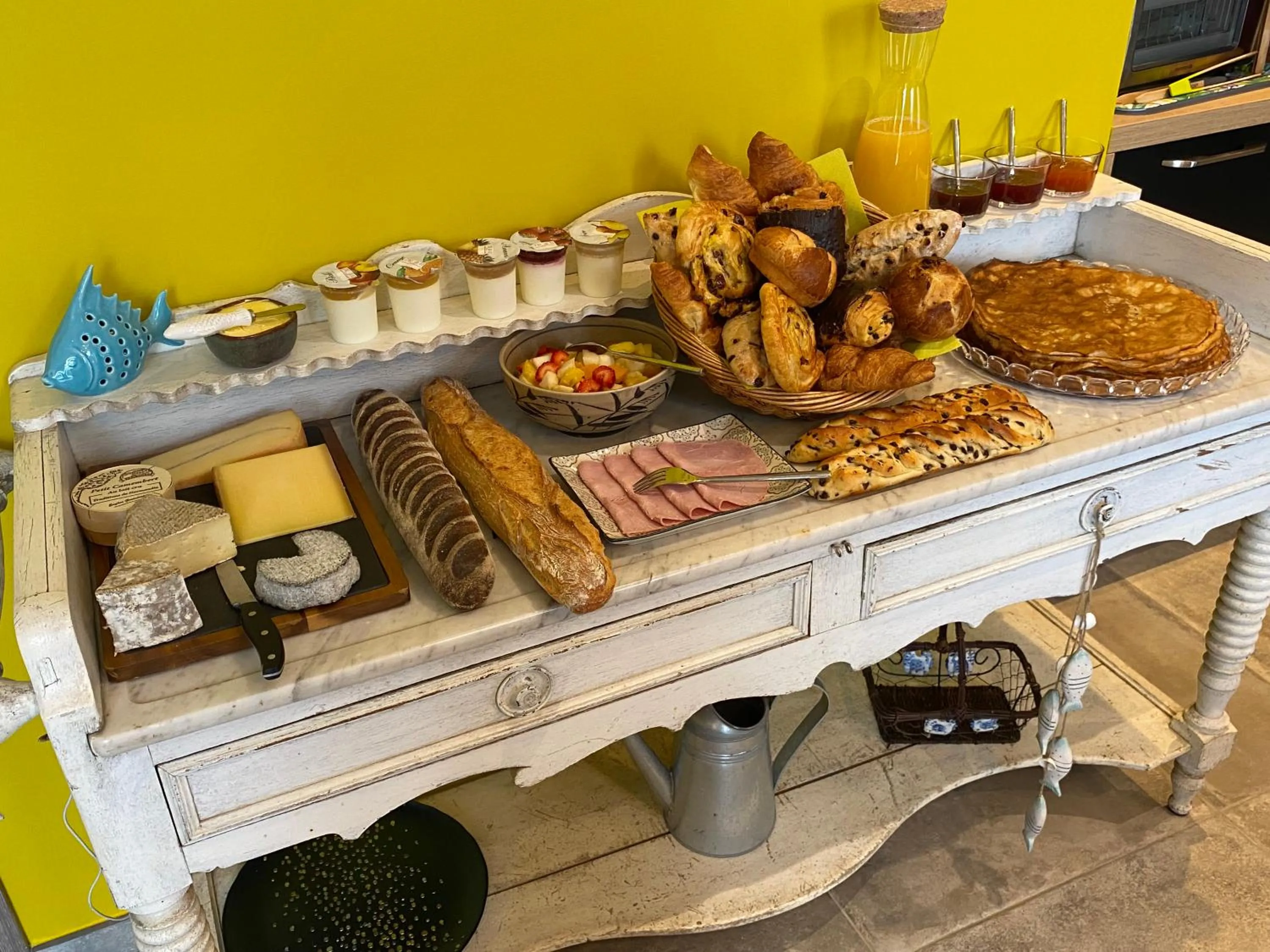 Buffet breakfast in L’ARDOISIÈRE, maison d’hôtes et d’amis