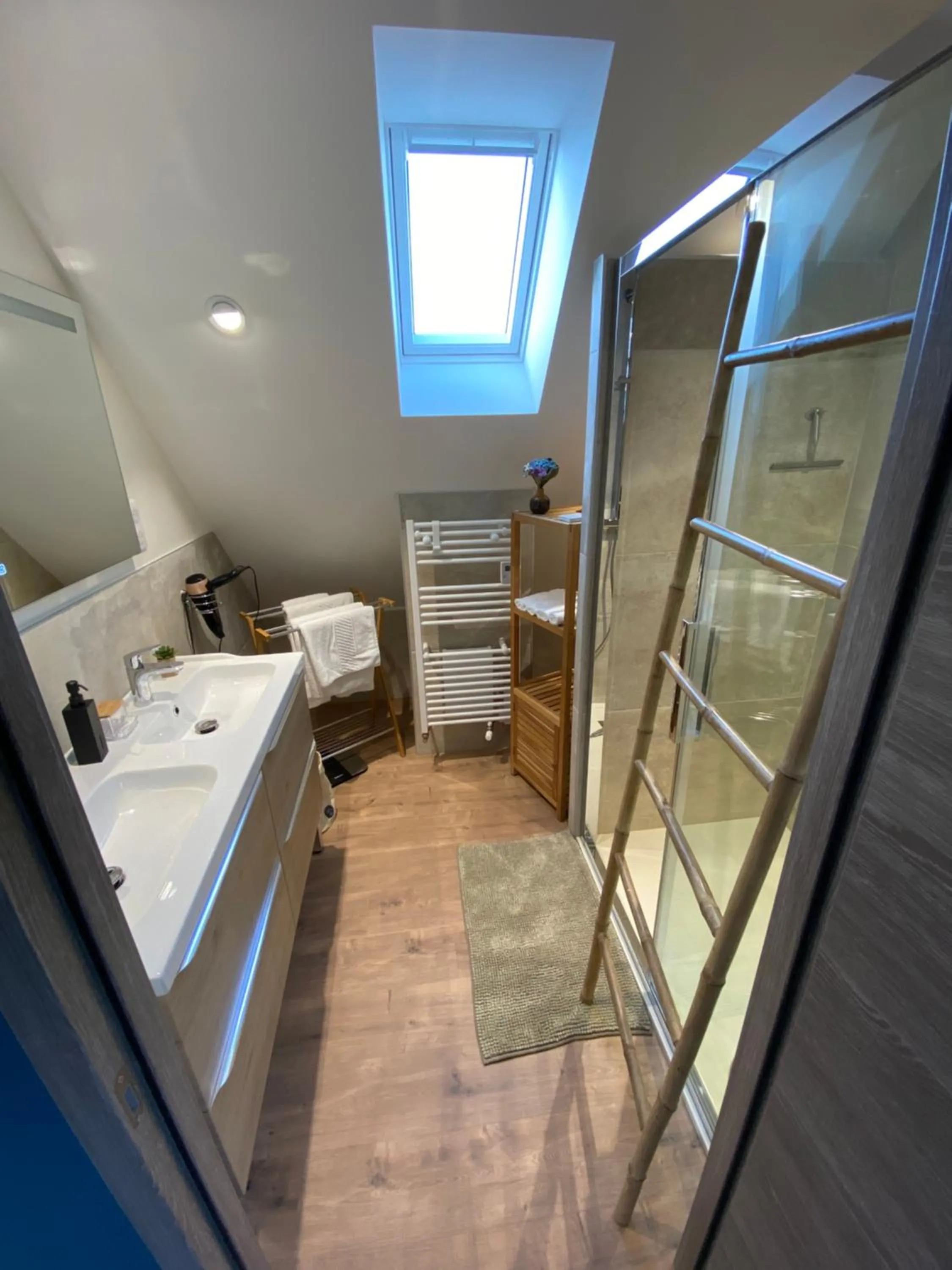 Bathroom in L’ARDOISIÈRE, maison d’hôtes et d’amis