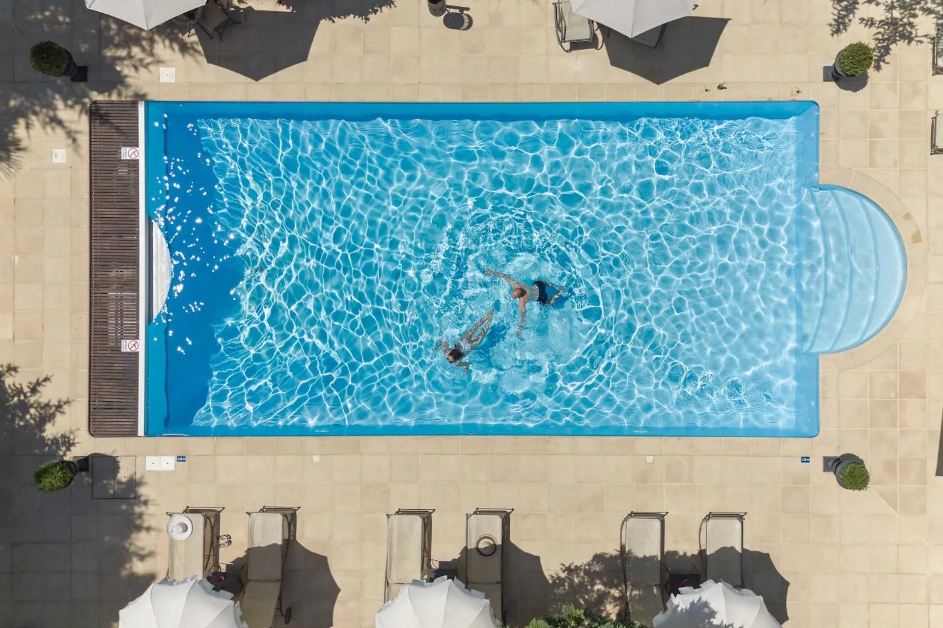 Swimming pool in LA RÉSERVE DE L'AUBE - Hébergements insolites Luxe et Design