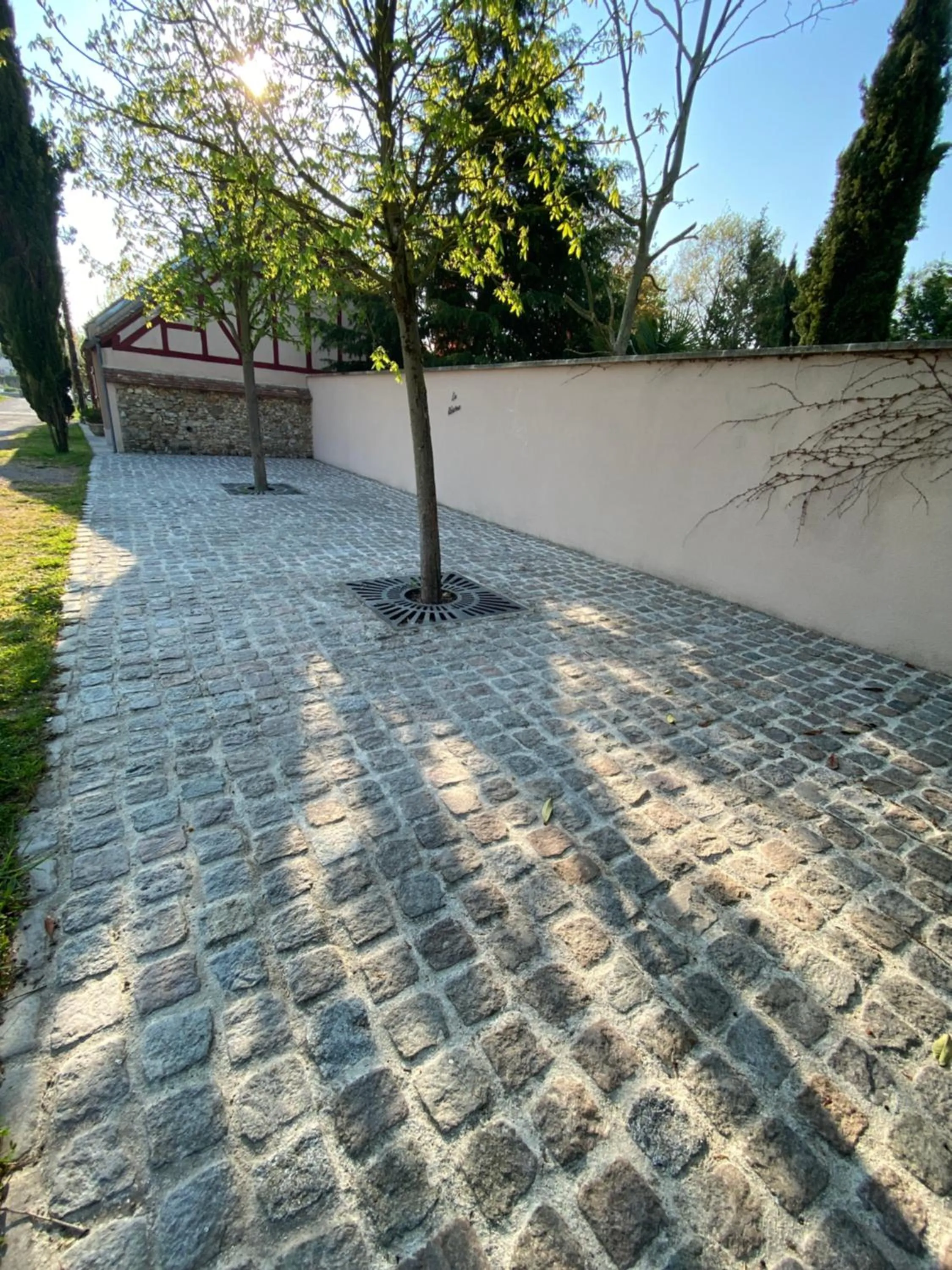 Parking in LA RÉSERVE DE L'AUBE - Hébergements insolites Luxe et Design