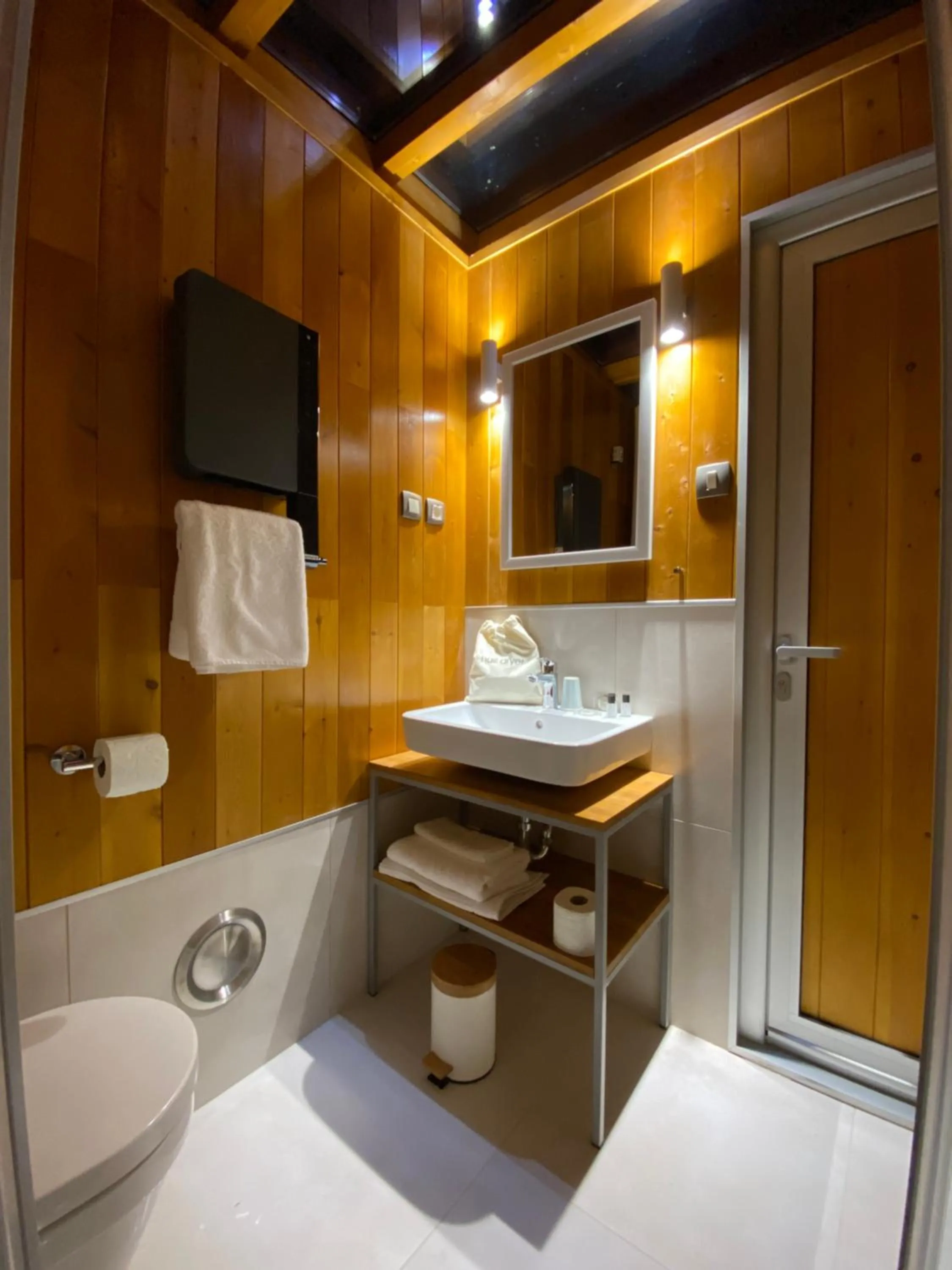 Bathroom in LA RÉSERVE DE L'AUBE - Hébergements insolites Luxe et Design