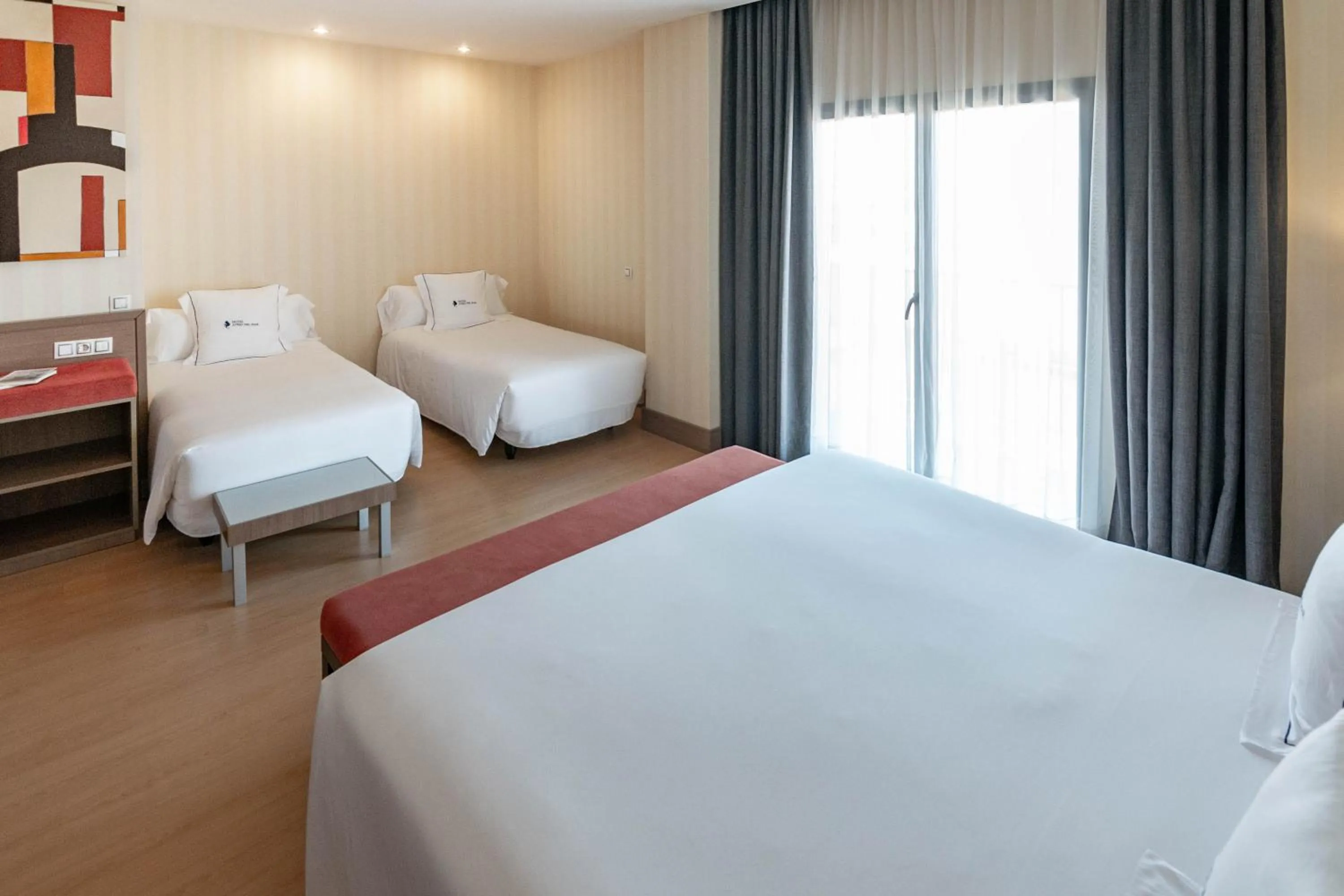 Photo of the whole room, Bed in Hotel Ibersol Atrio del Mar