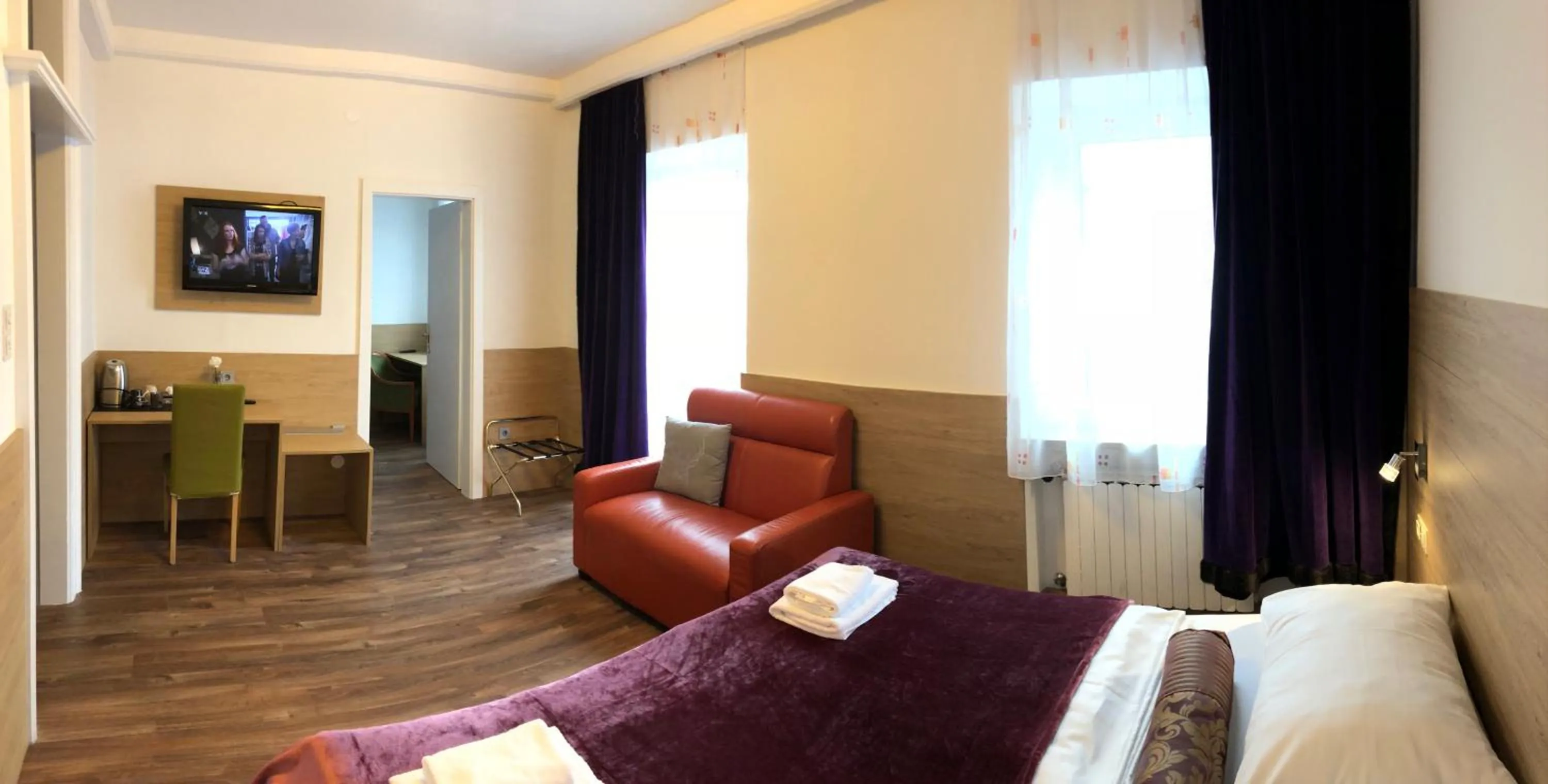 Toilet, Bed in Hotel Vogelweiderhof