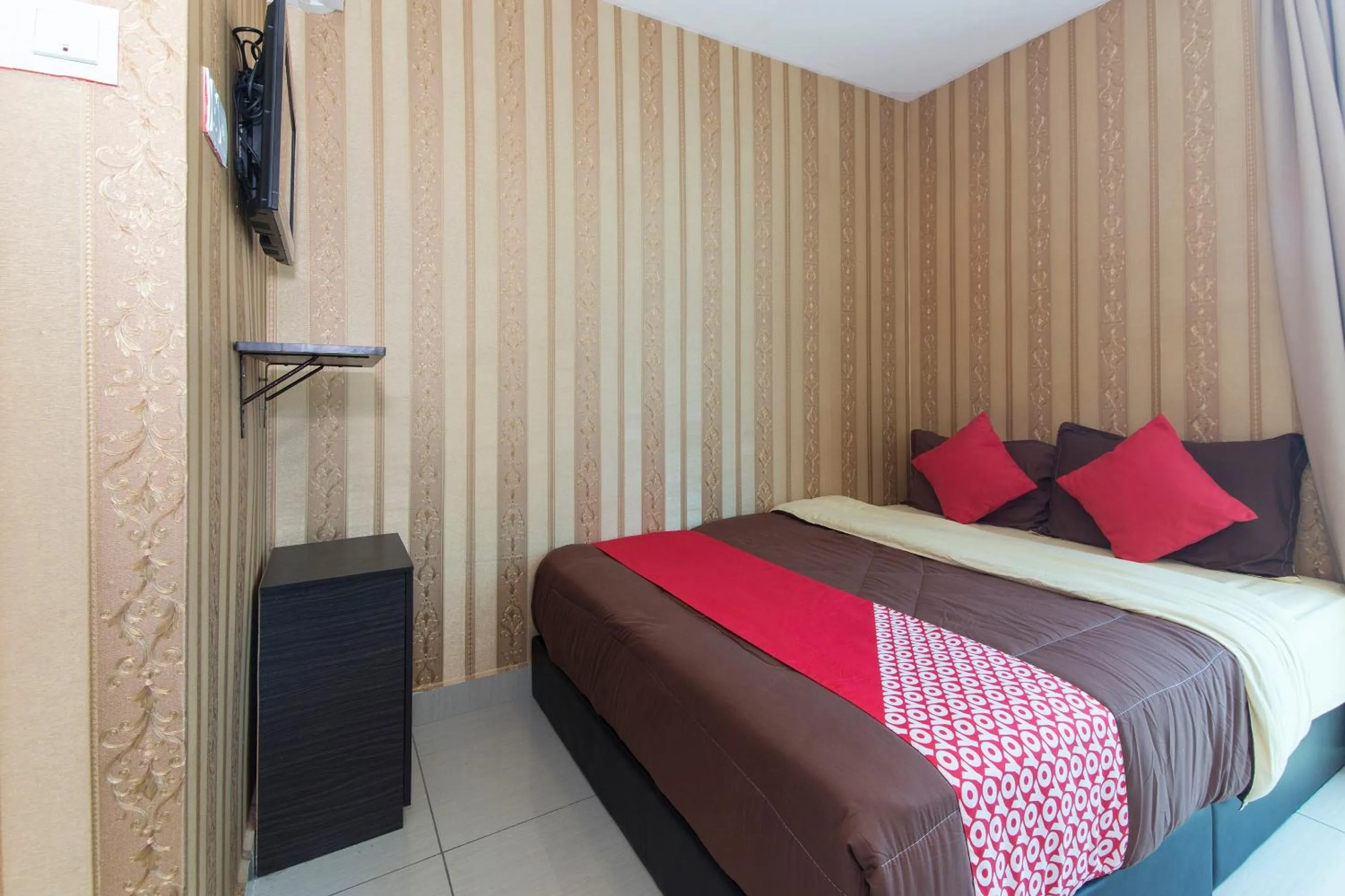 Bedroom in Super OYO 439 Night Queen Hotel