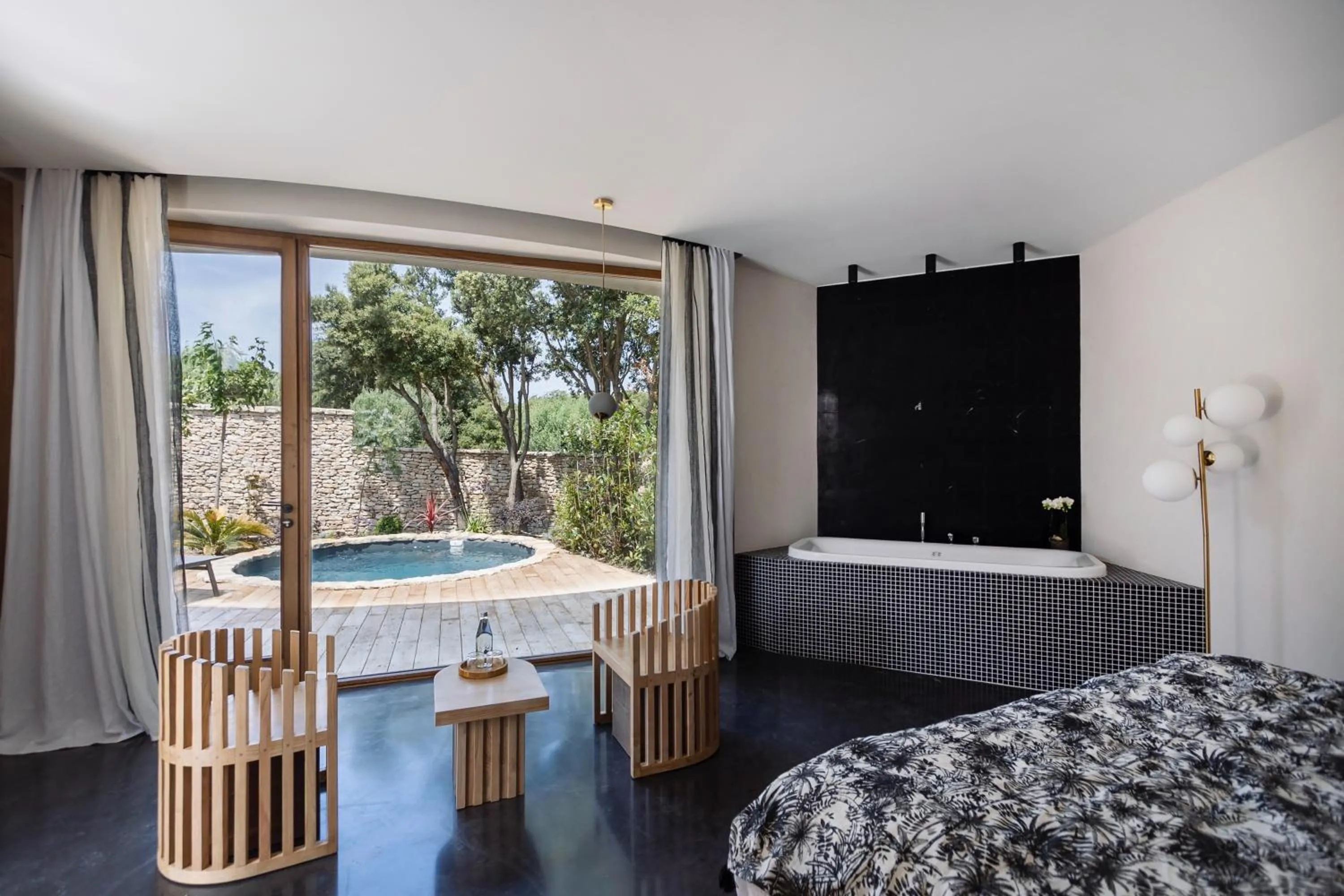 Photo of the whole room, Bed in A SPERANZA Suites avec piscine privative chauffée