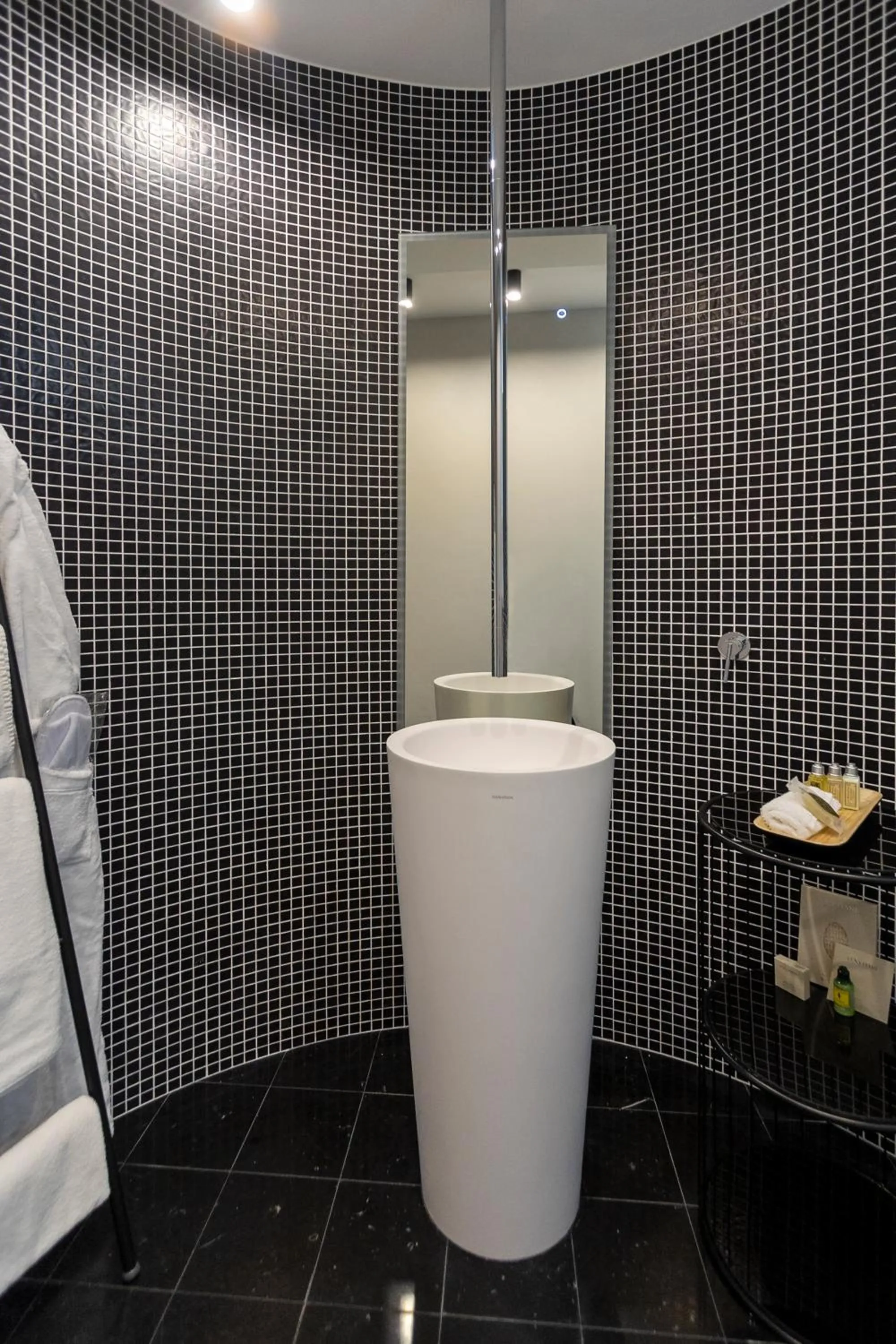 Bathroom in A SPERANZA Suites avec piscine privative chauffée