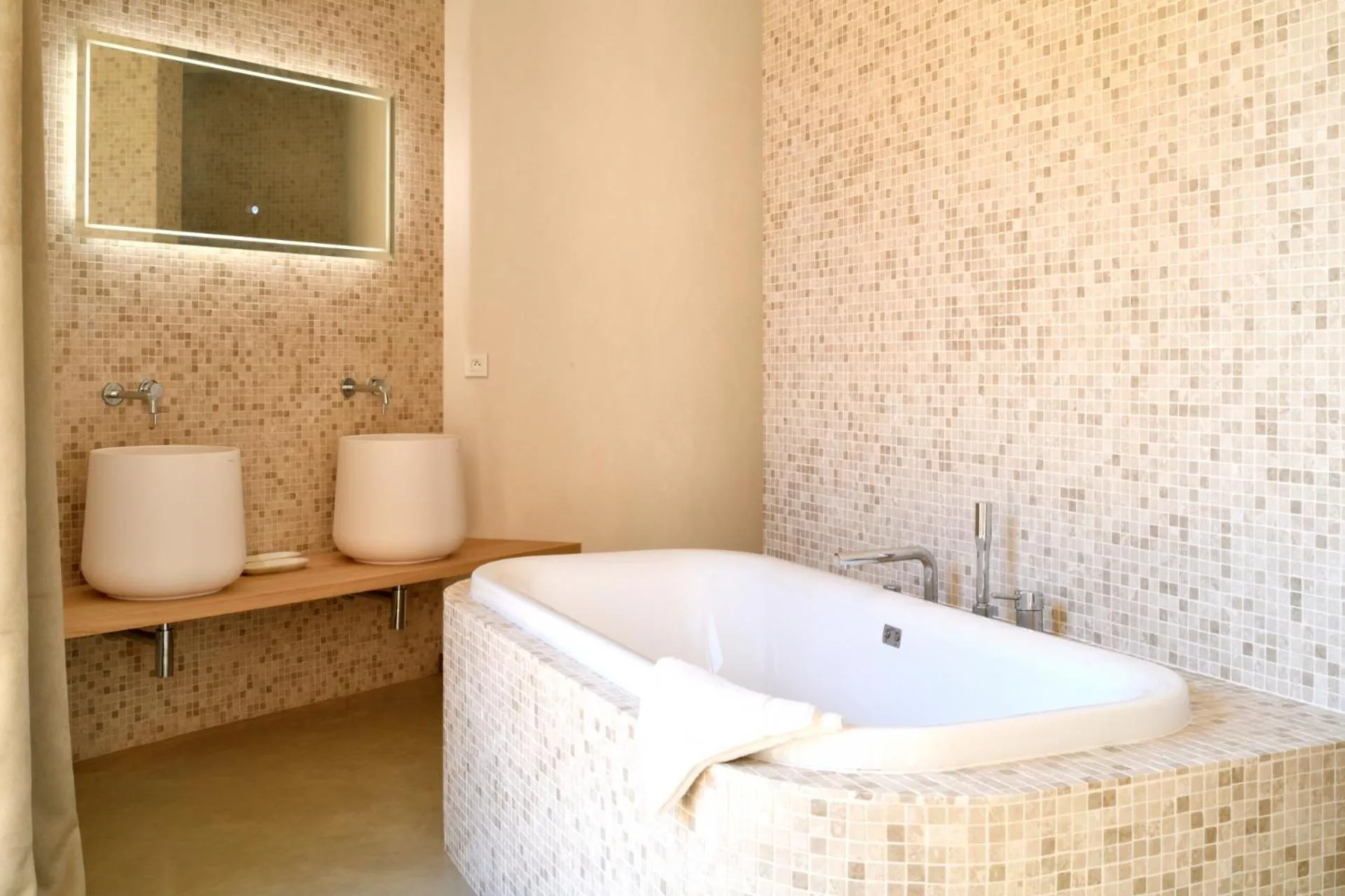 Bathroom in A SPERANZA Suites avec piscine privative chauffée