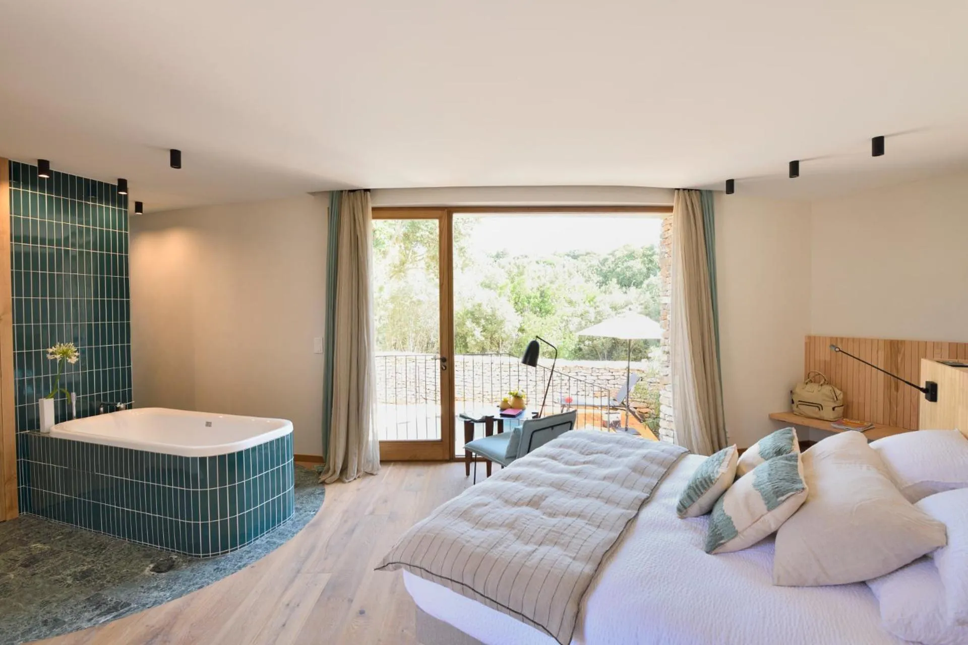 Photo of the whole room, Bed in A SPERANZA Suites avec piscine privative chauffée